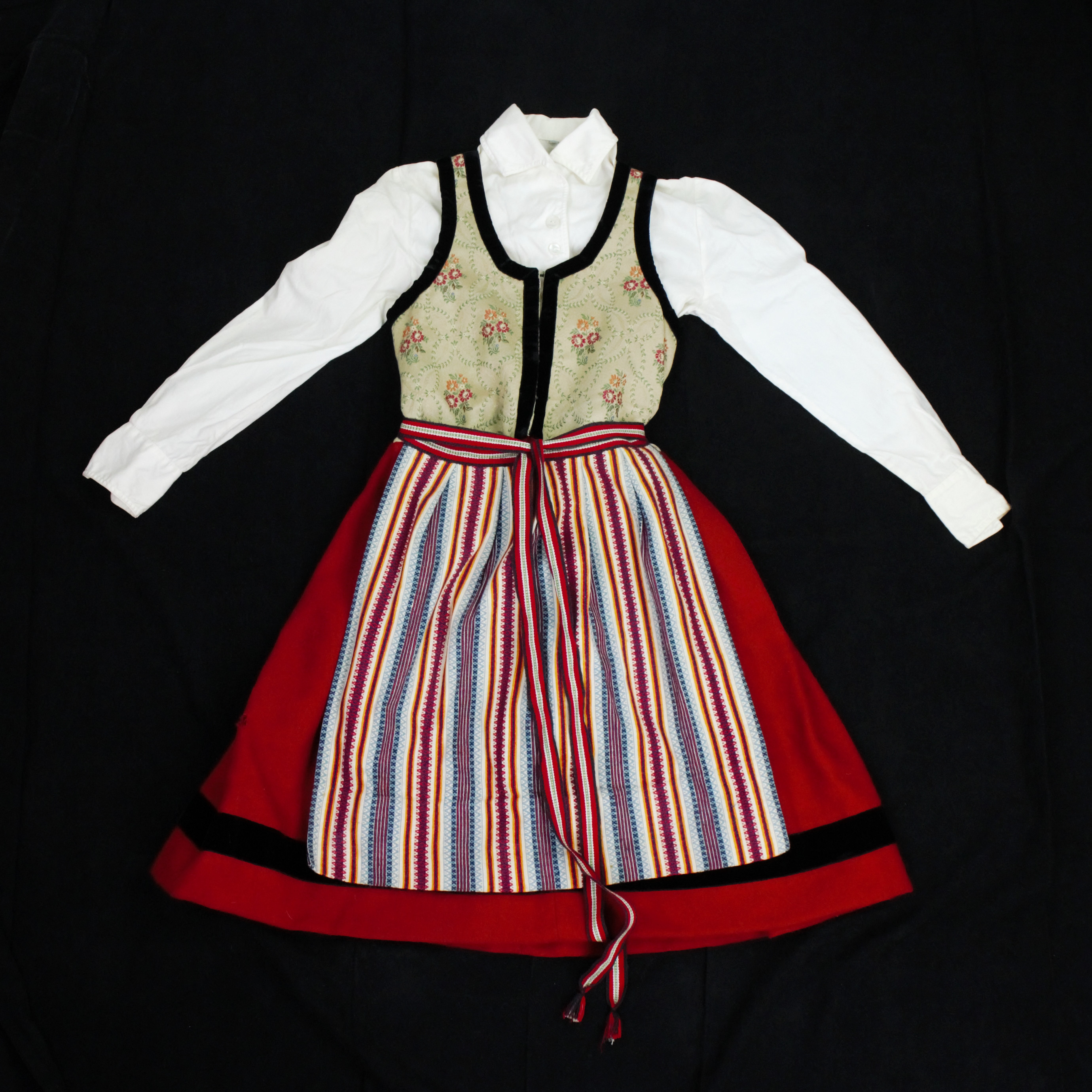 FOLKDRÄKT, 3 delar, flicka, märkt 10, 1960/70-tal.