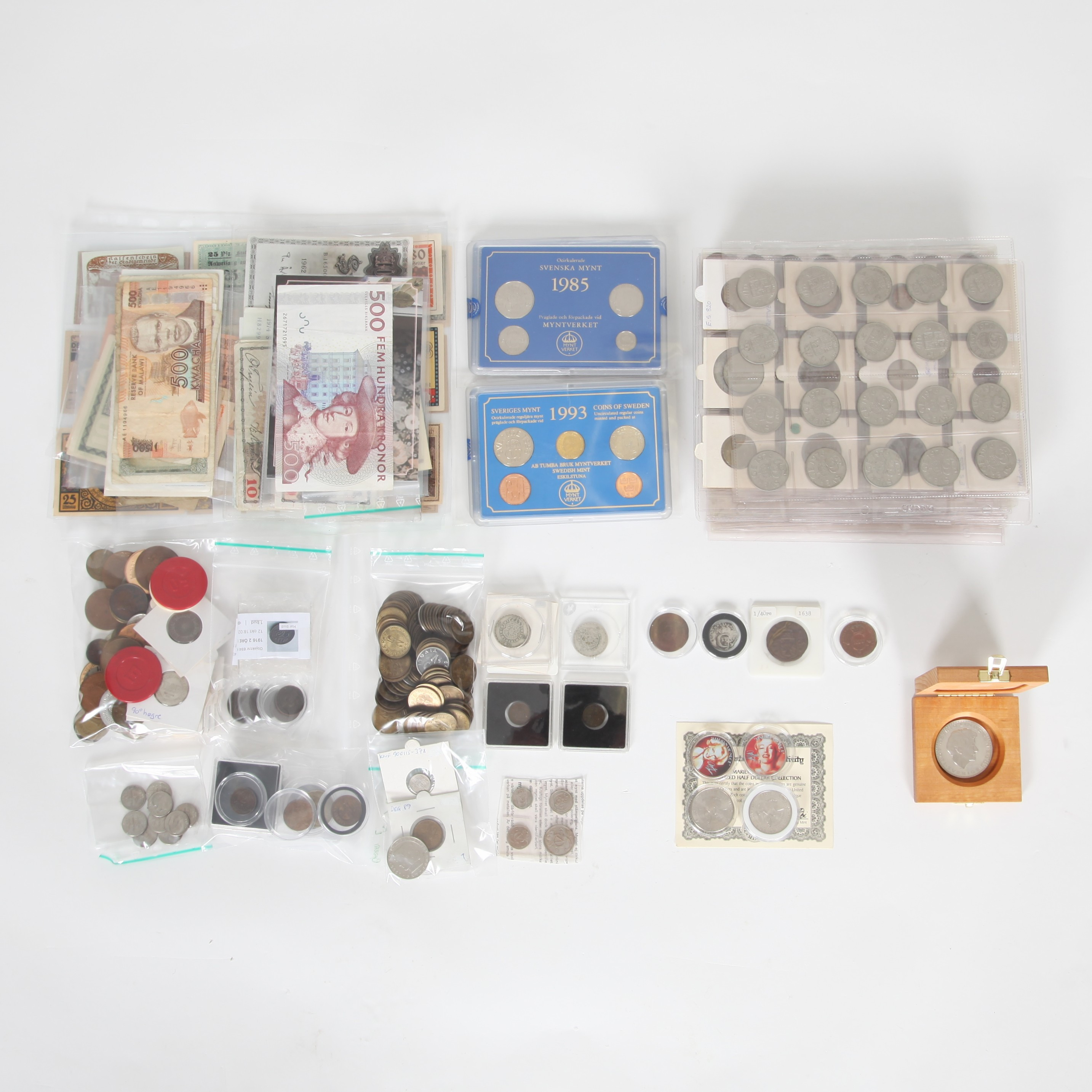 MYNT- OCH SEDELSAMLING, mestadels Sverige samt nödsedlar Österrike 1920-21, mynt Marilyn Monroe Collection USA, spelmarker Danmark mm.