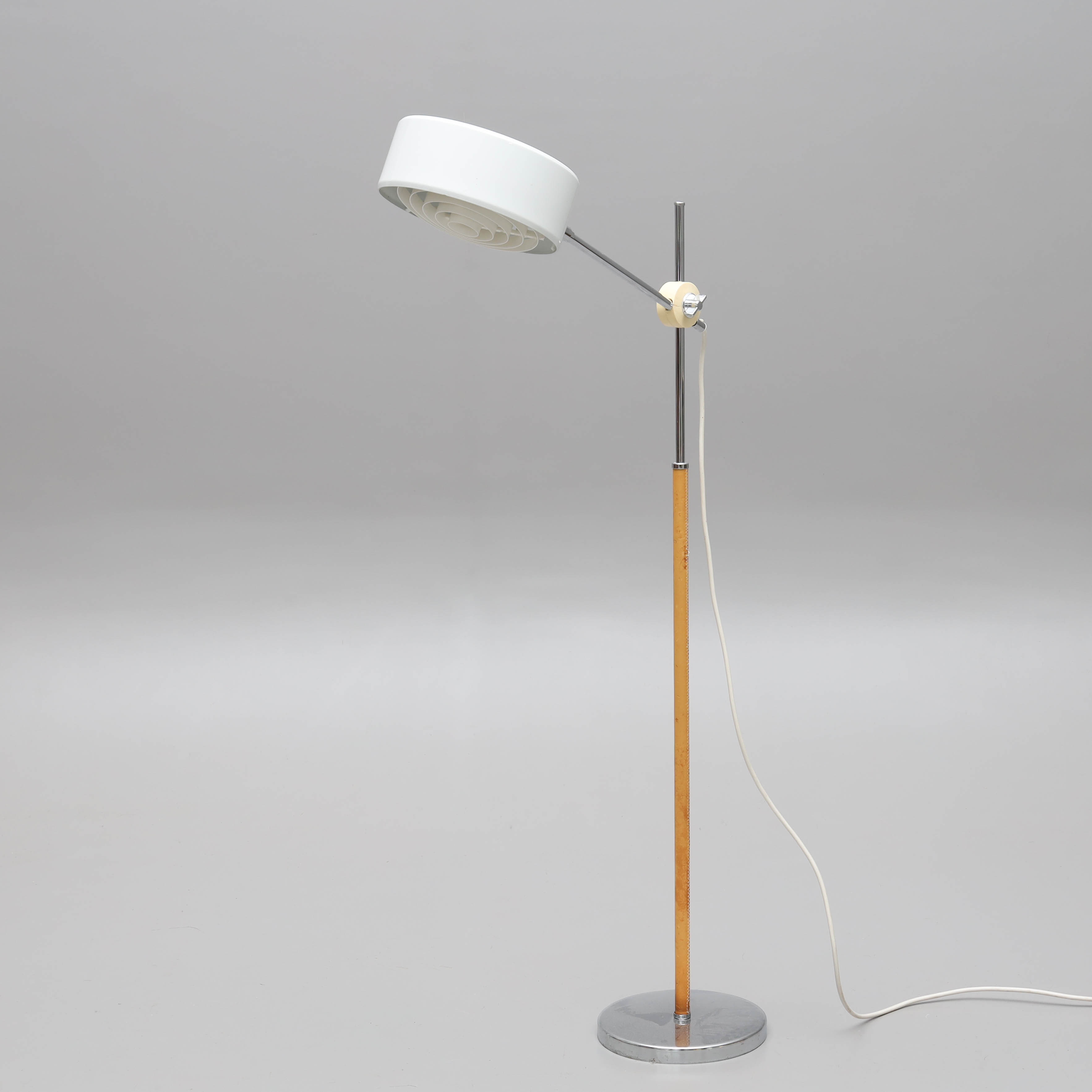 ANDERS PEHRSON. Golvlampa, förkromad metall, skinnklädd, "Simris", Ateljé Lyktan.