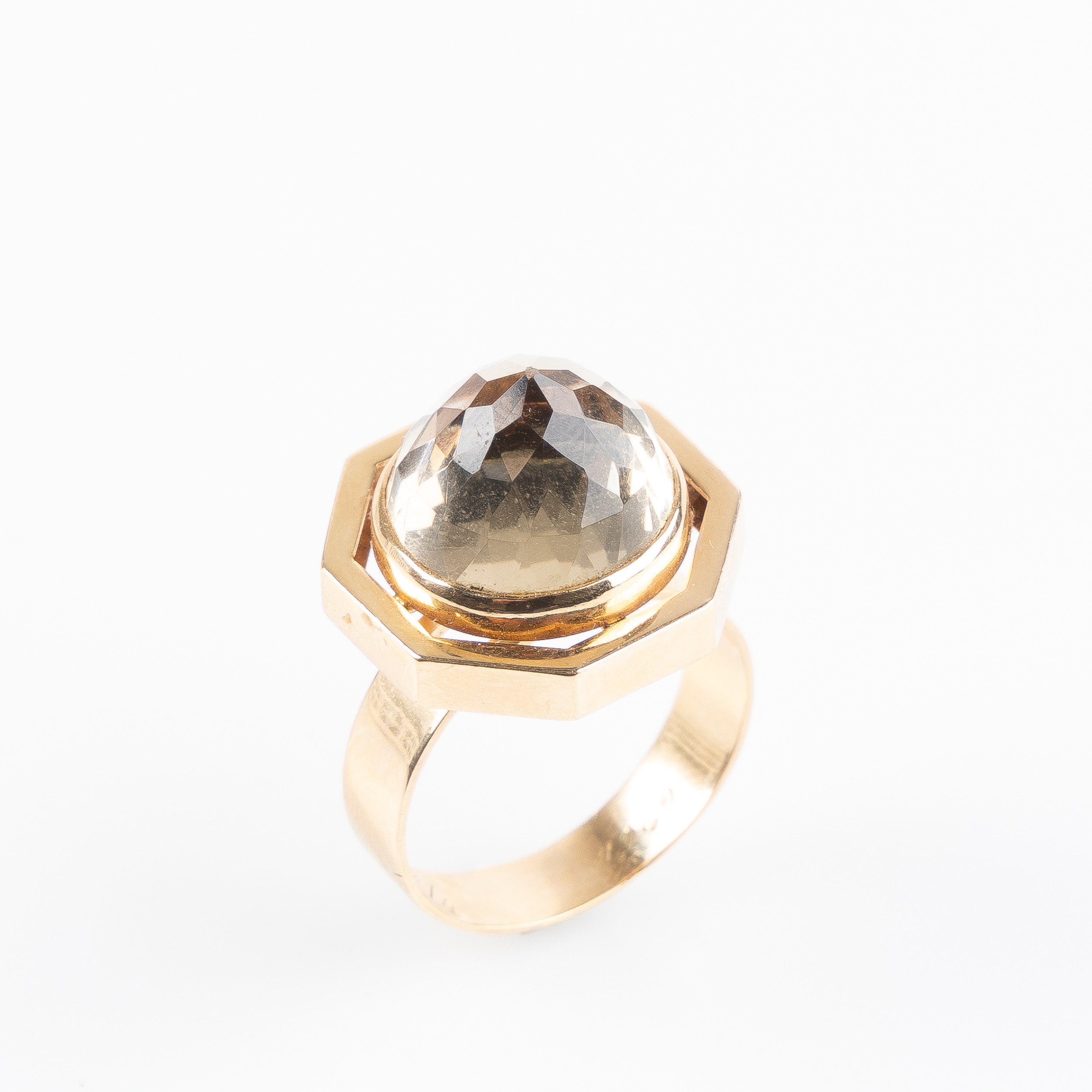 RING, 18k med röktopas, Trege Guldsmedsaktiebolaget, Göteborg, 1968.