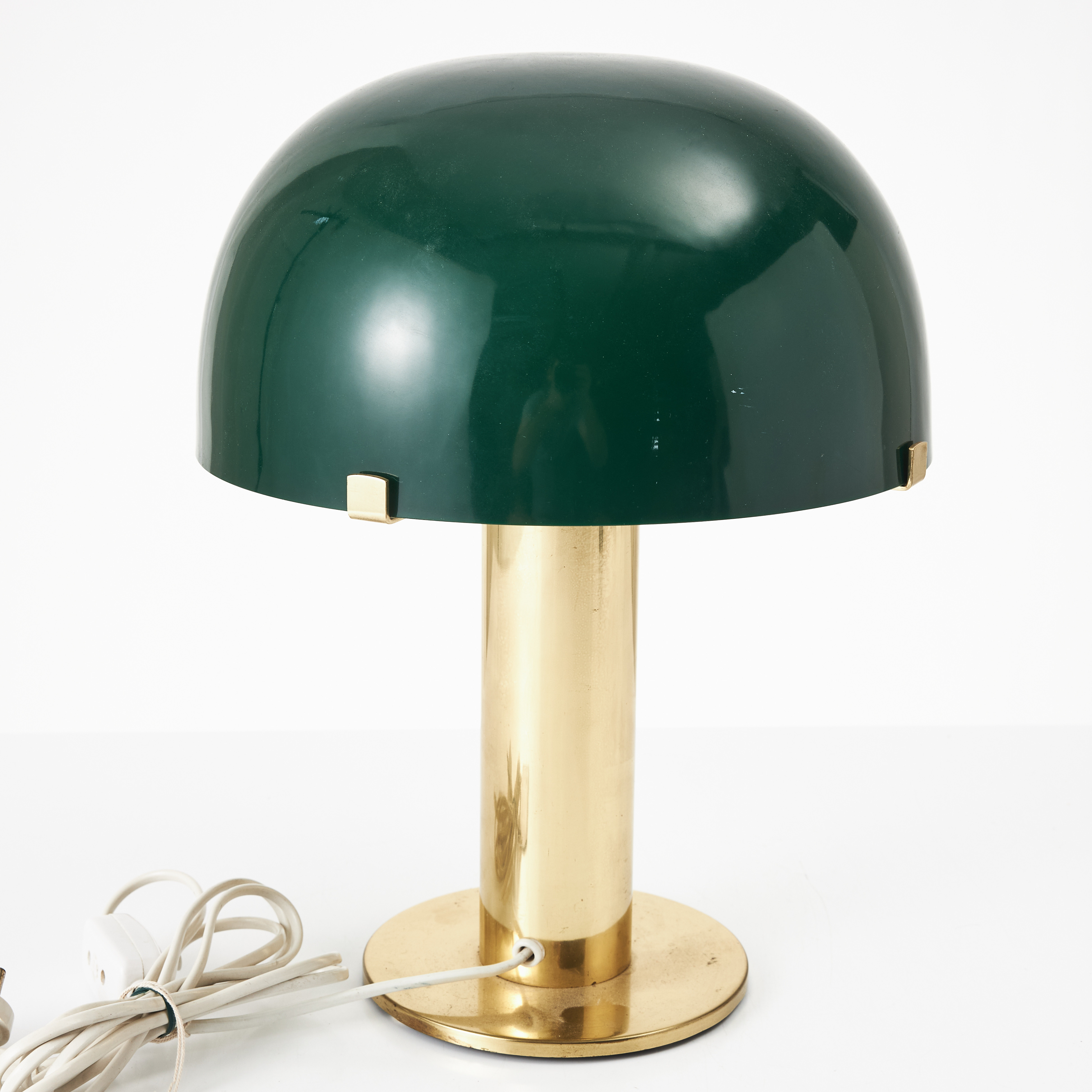 BORDSLAMPA, 1900-talets andra hälft, fot i mässing, kupa i plast.
