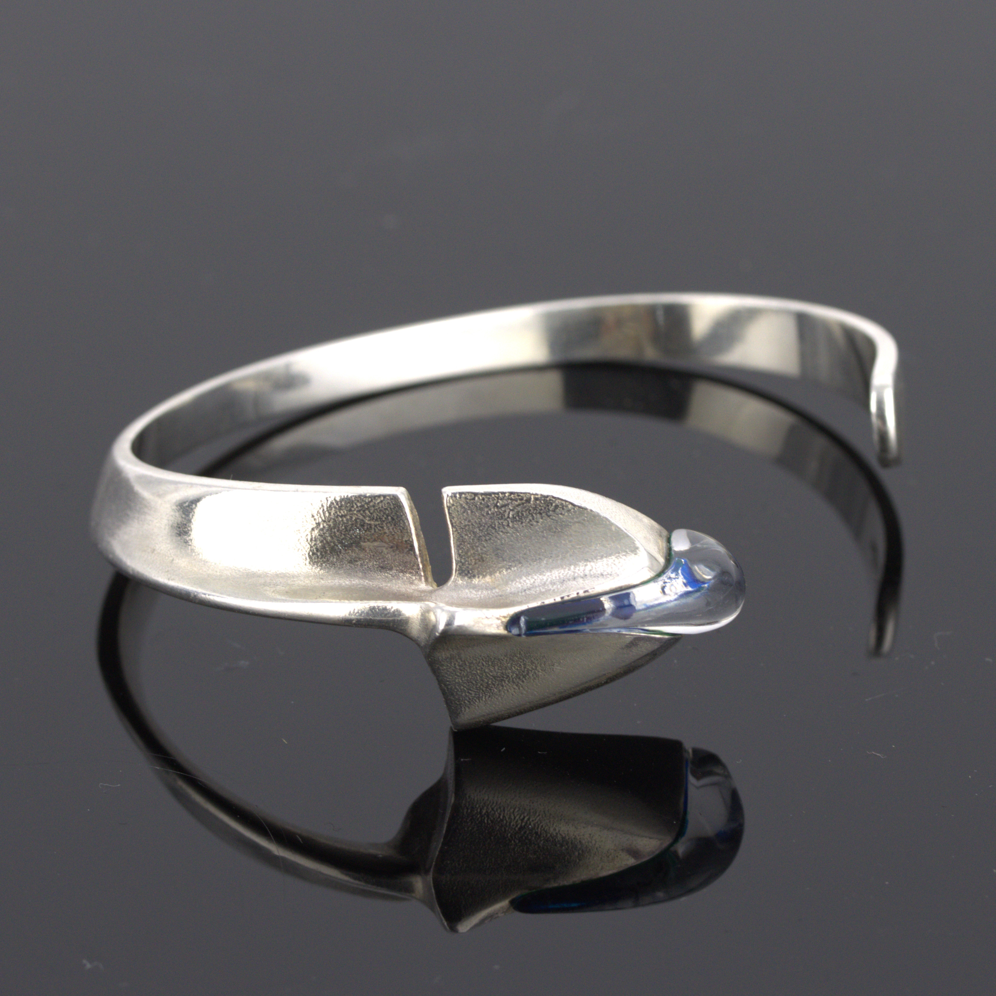 BJÖRN WECKSTRÖM. Armband, "Salamander", sterlingsilver, färgskiftande akryl, Lapponia, Finland 1979.
