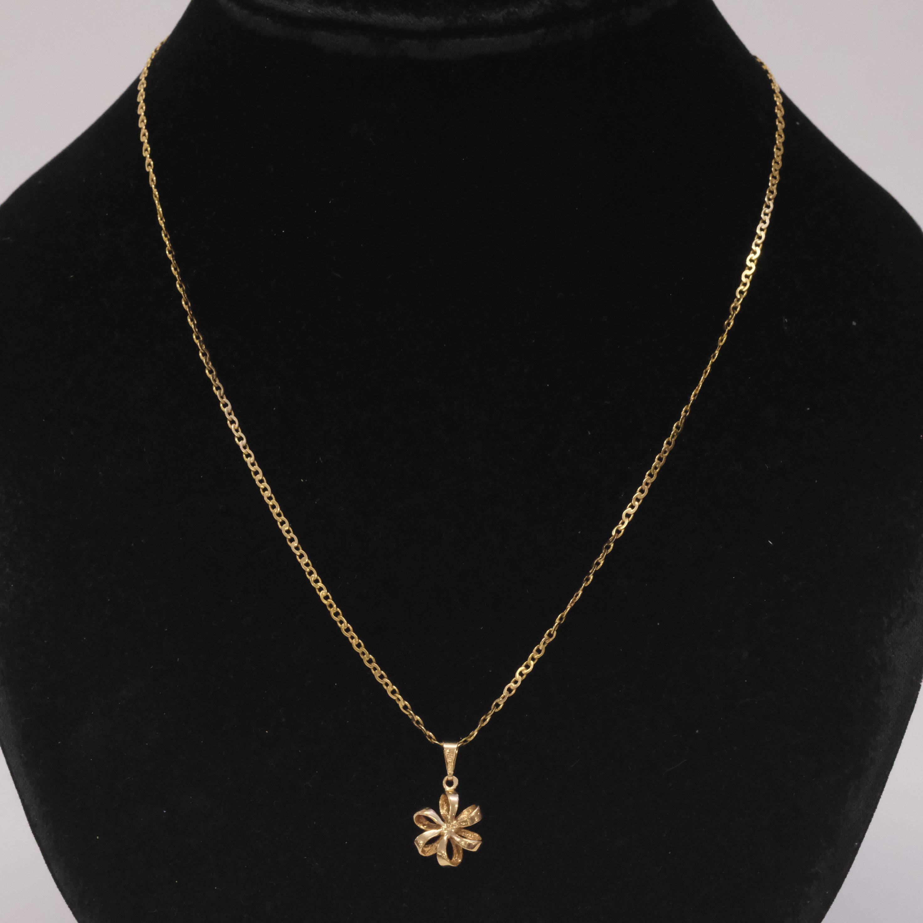 HÄNGE, I FORM AV BLOMMA, MED KEDJA, 18K GULD.