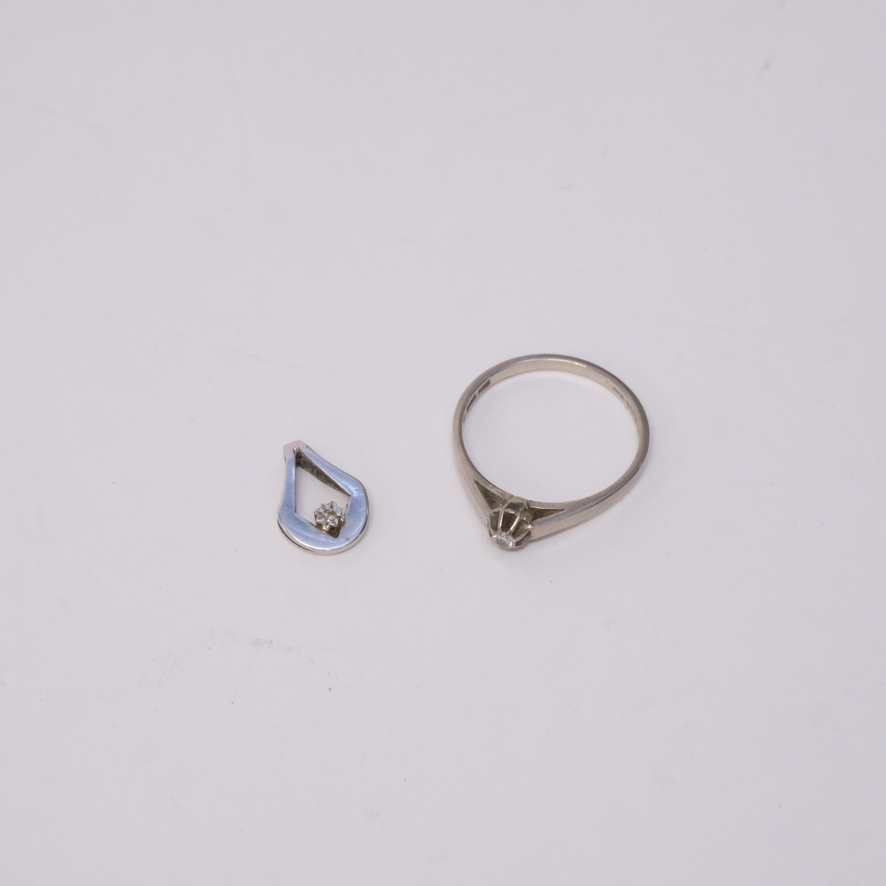 HÄNGE MED DIAMANT SAMT RING MED VIT STEN, 18K VITT GULD.