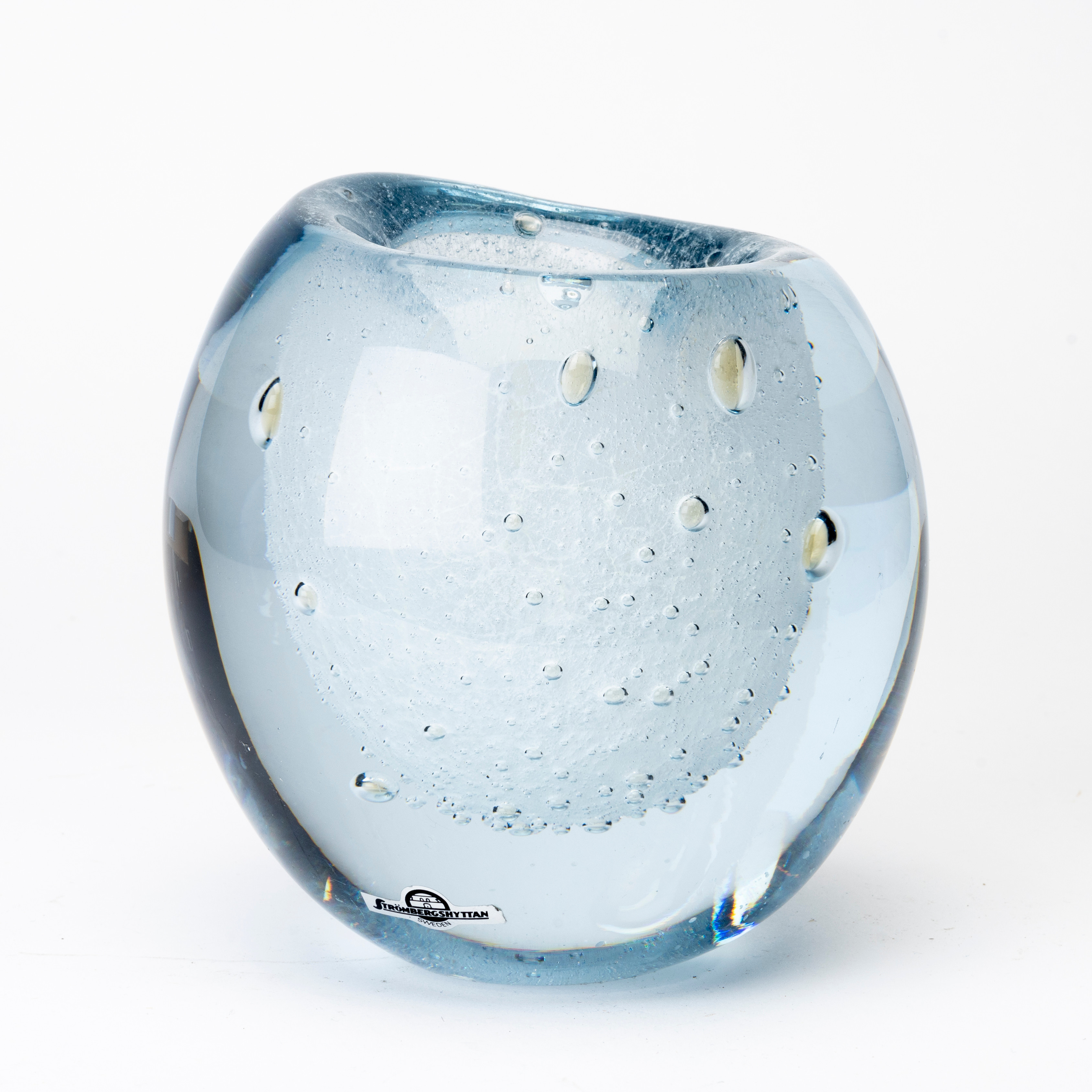 GUNNAR NYLUND / ASTA STRÖMBERG. Vas, Strömbergshyttan, underfångsglas med vita inneslutningar, signerad, modell 1105, 1960-tal.
