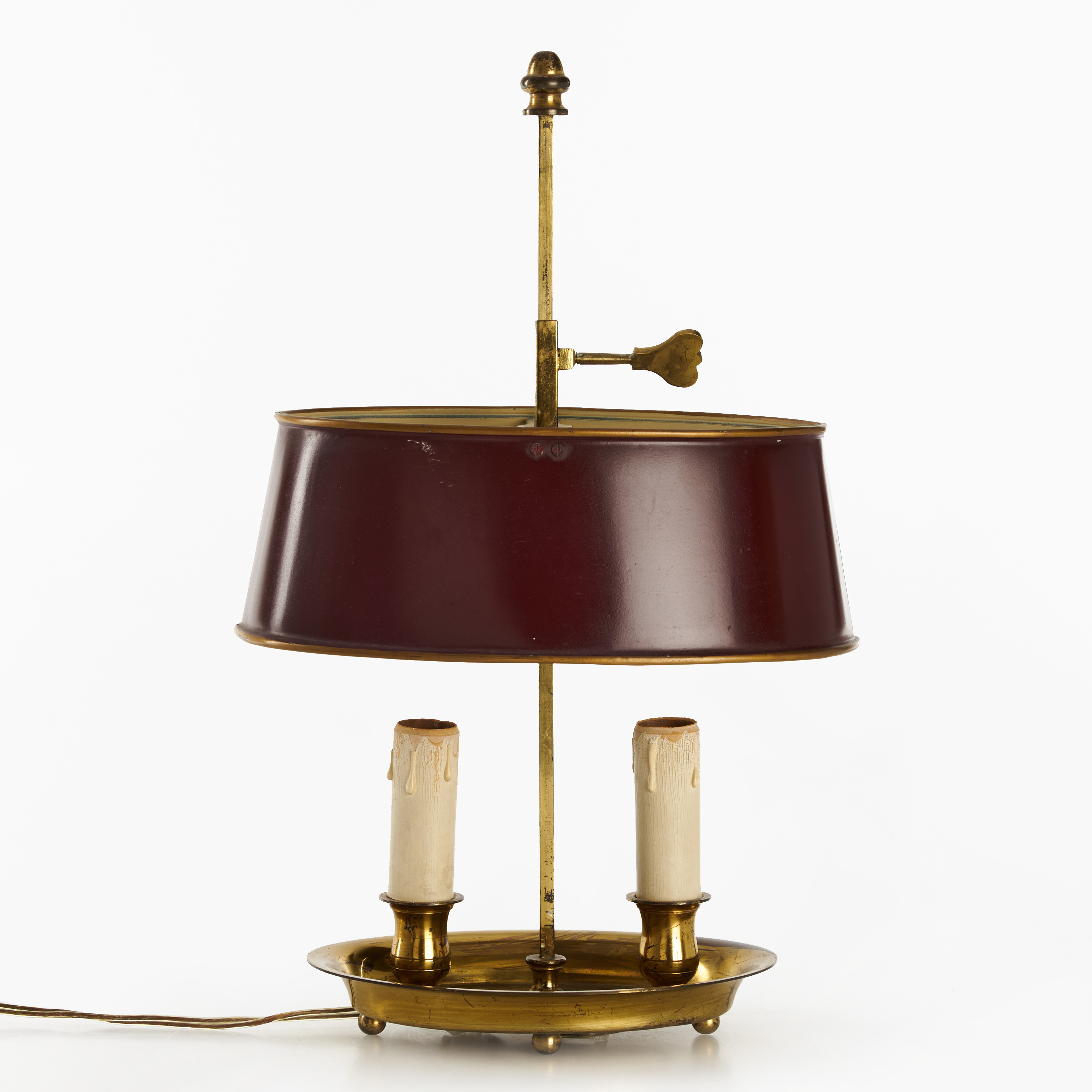 SKRIVBORDSLAMPA, Engelsk stil, 1900-talets andra hälft, rödlackerad plåtskärm, mässing.