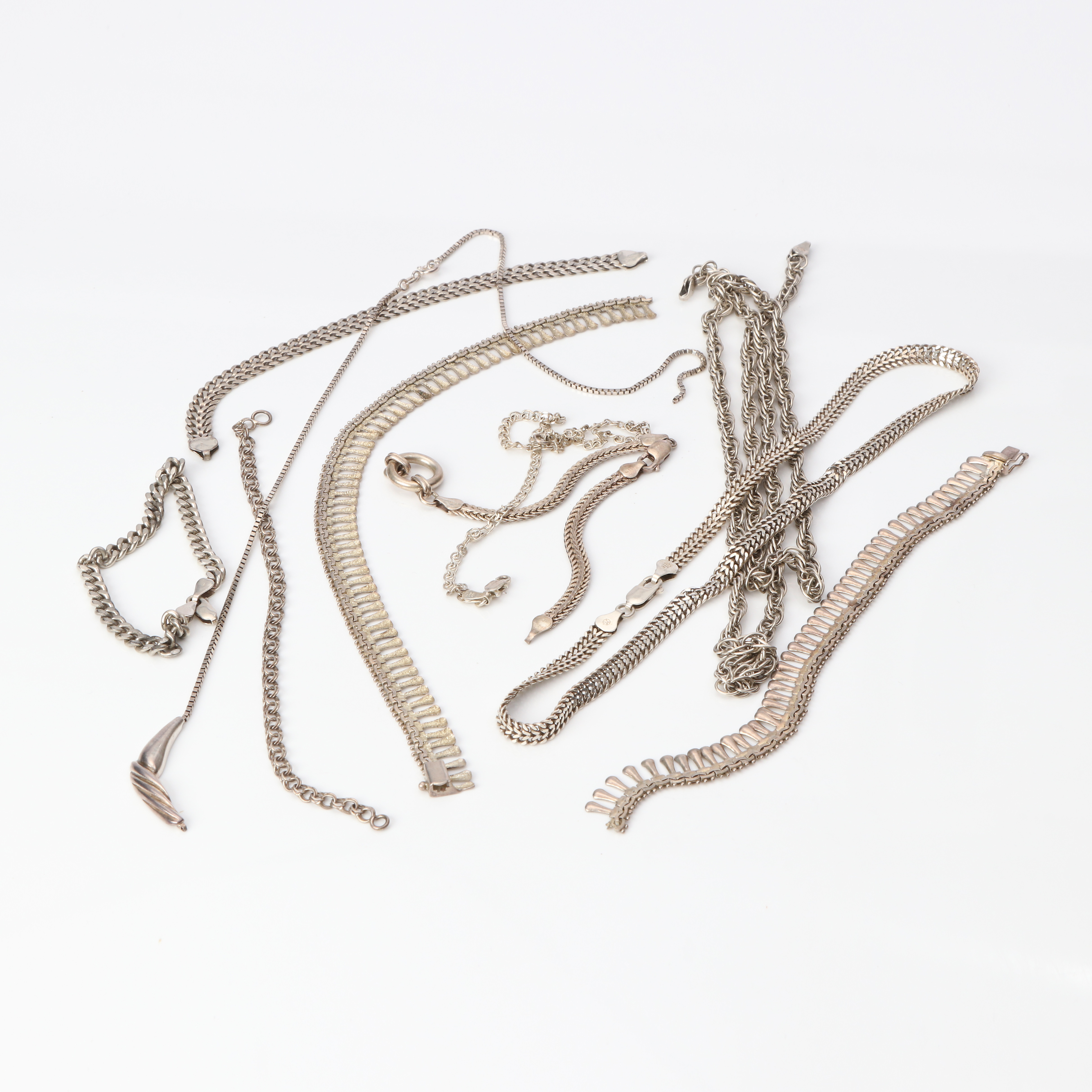 PARTI SKROTSILVER. Mestadels sterlingsilver, totalvikt ca 118 gram.