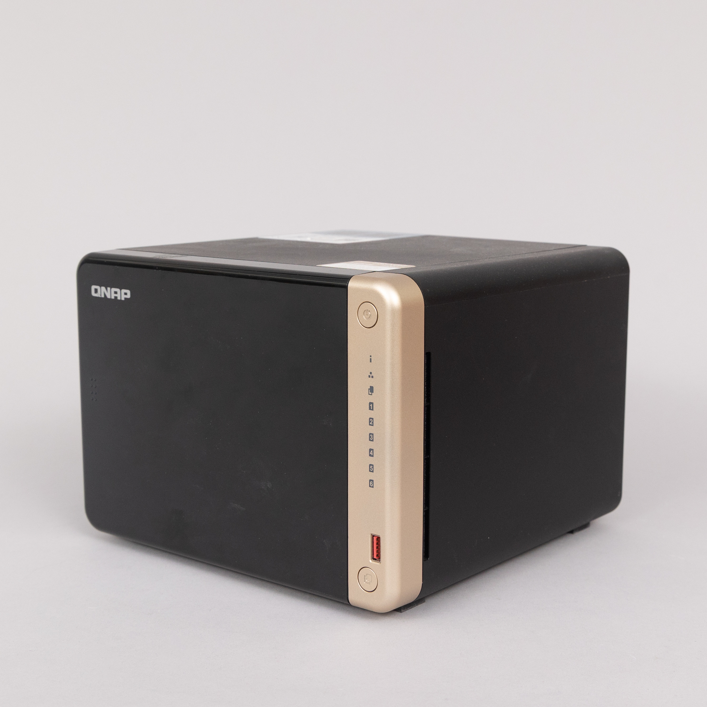 NAS-SERVER, QNAP TS-664-8G.