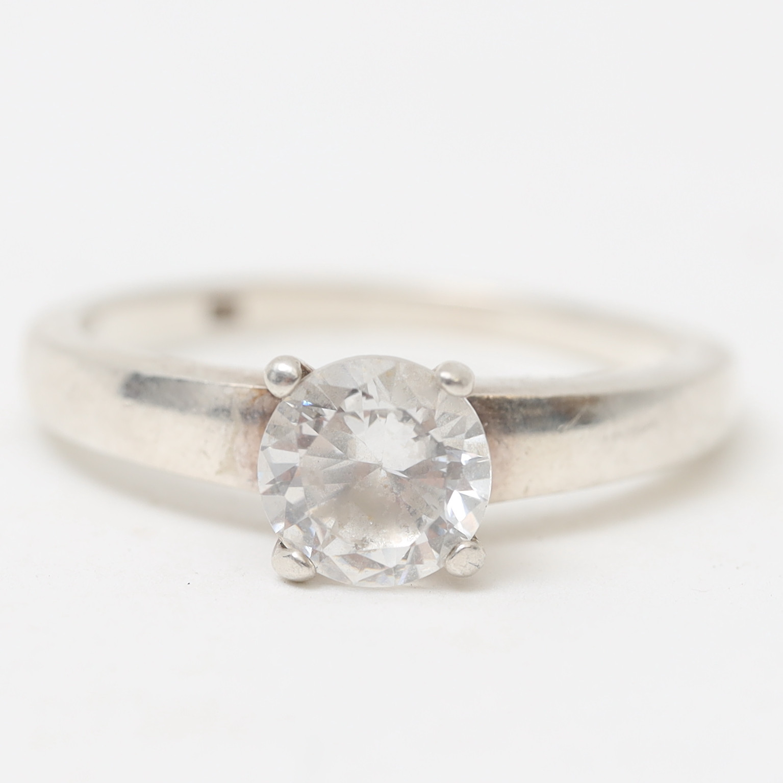 RING, sterlingsilver, med infattad slipad dekor.