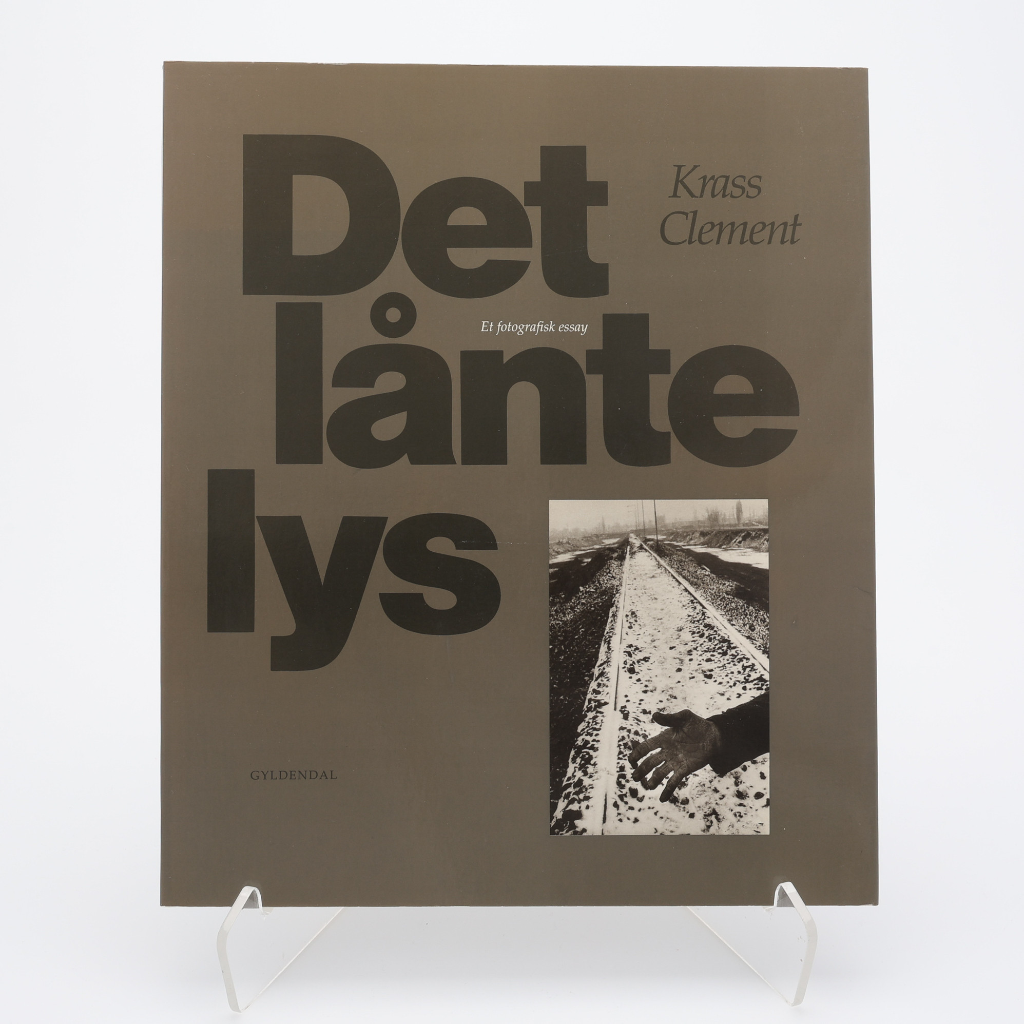 FOTO. DEN DANSKE FOTOGRAFEN KRASS CLEMENTS "DET LÅNTE LYS", 1995.