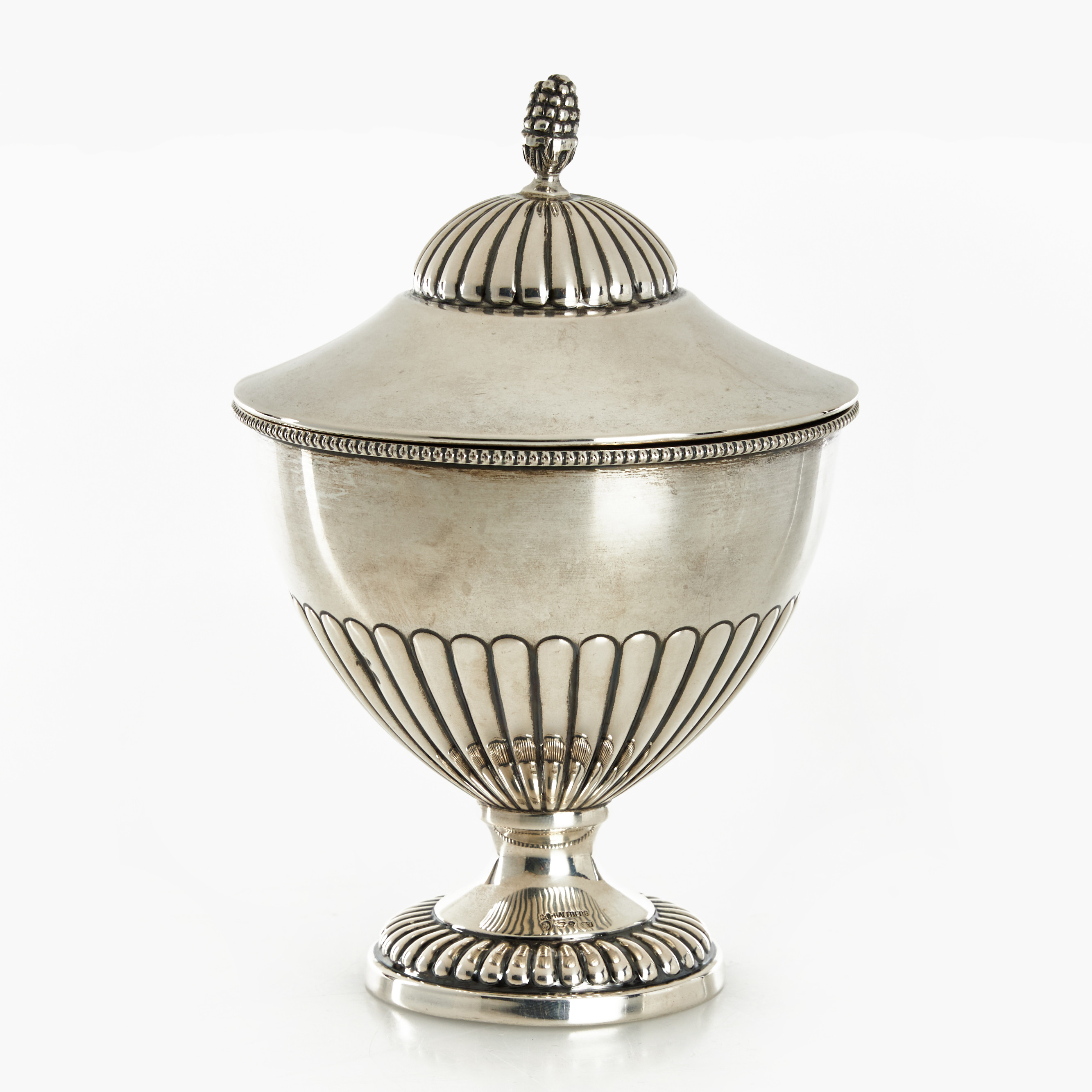 LOCKSKÅL, silver, godronnerad, lock med pinjekotte, C.G. Hallberg, Stockholm, 1919.