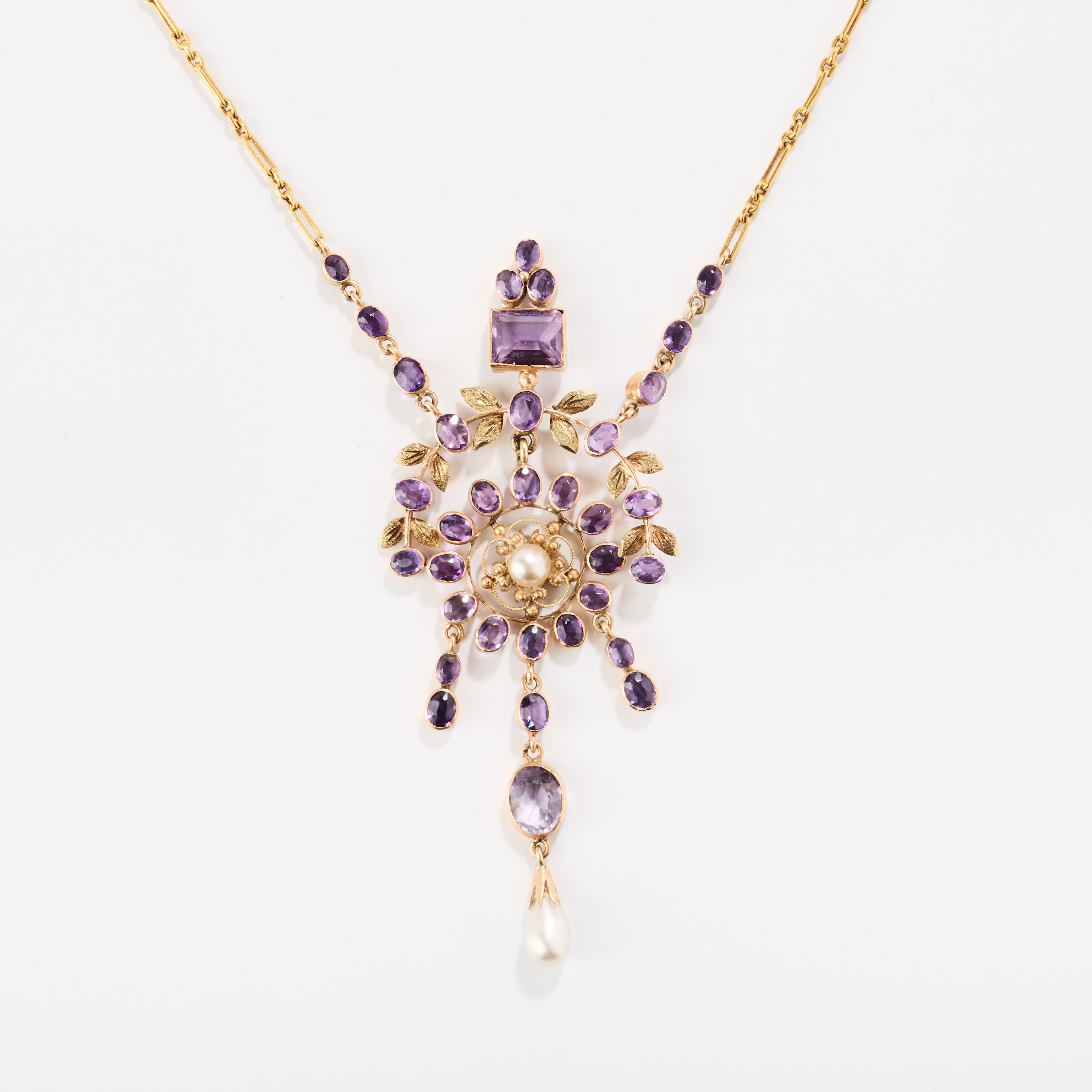 COLLIER, 14K guld med ametister och imitationspärlor, Arts & Crafts, Franz Kailer, Österrike-Ungern, omkring år 1900.