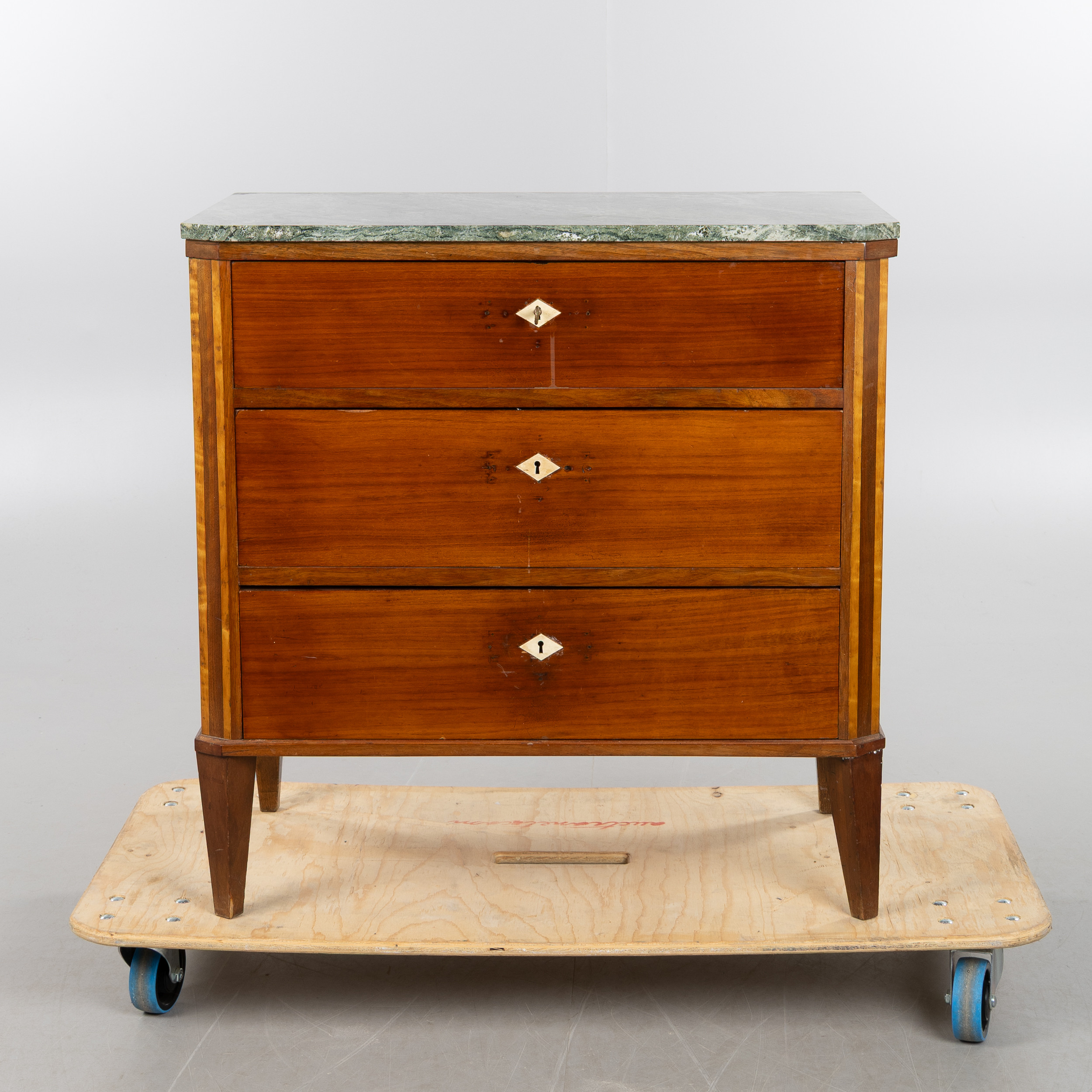 BYRÅ, 3-lådig, gustaviansk stil med marmorskiva, 1900-tal.