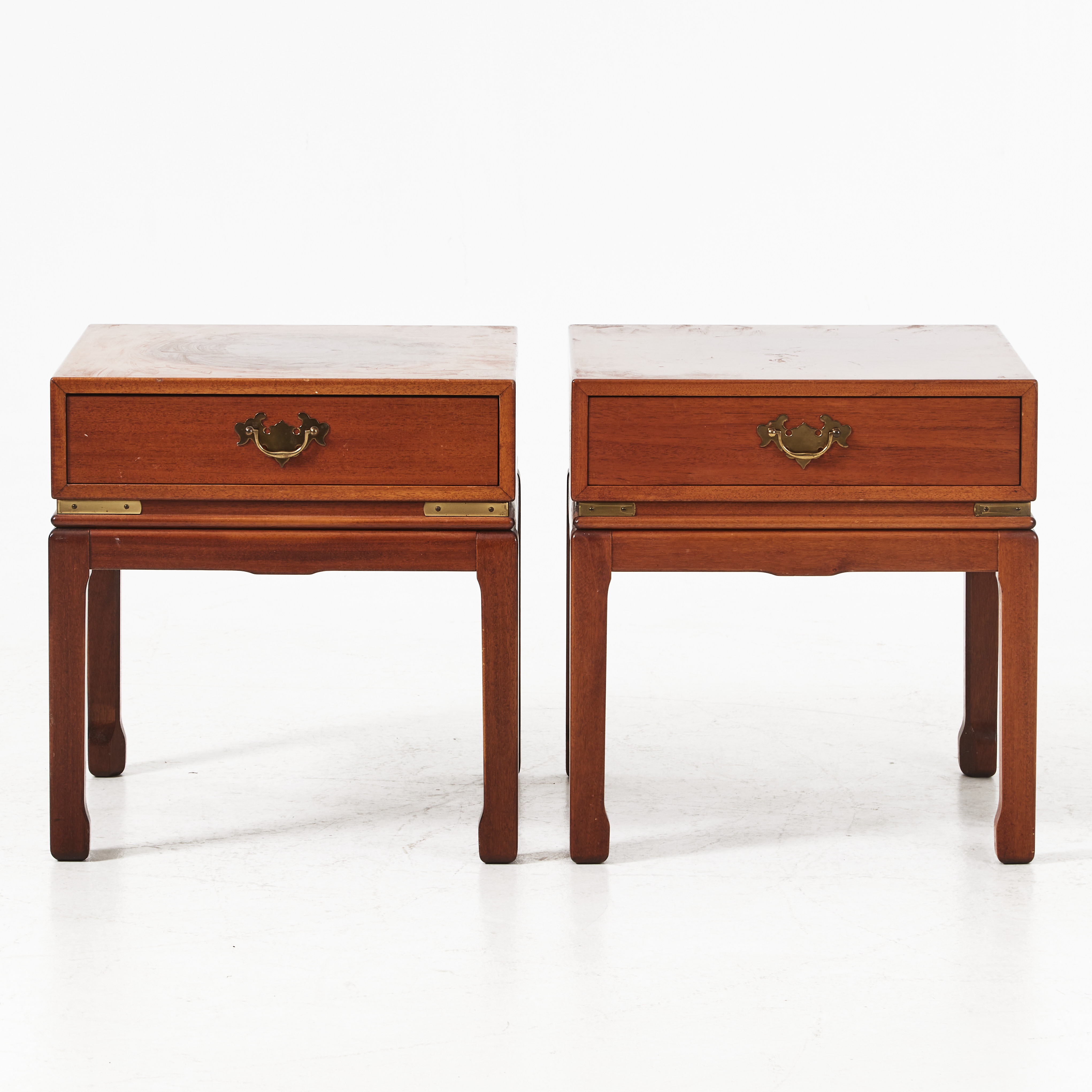 SÄNGBORD, 1 par, "Ming" Alfred Ehrlin, Mahognyfanerade med mässingsbeslag.