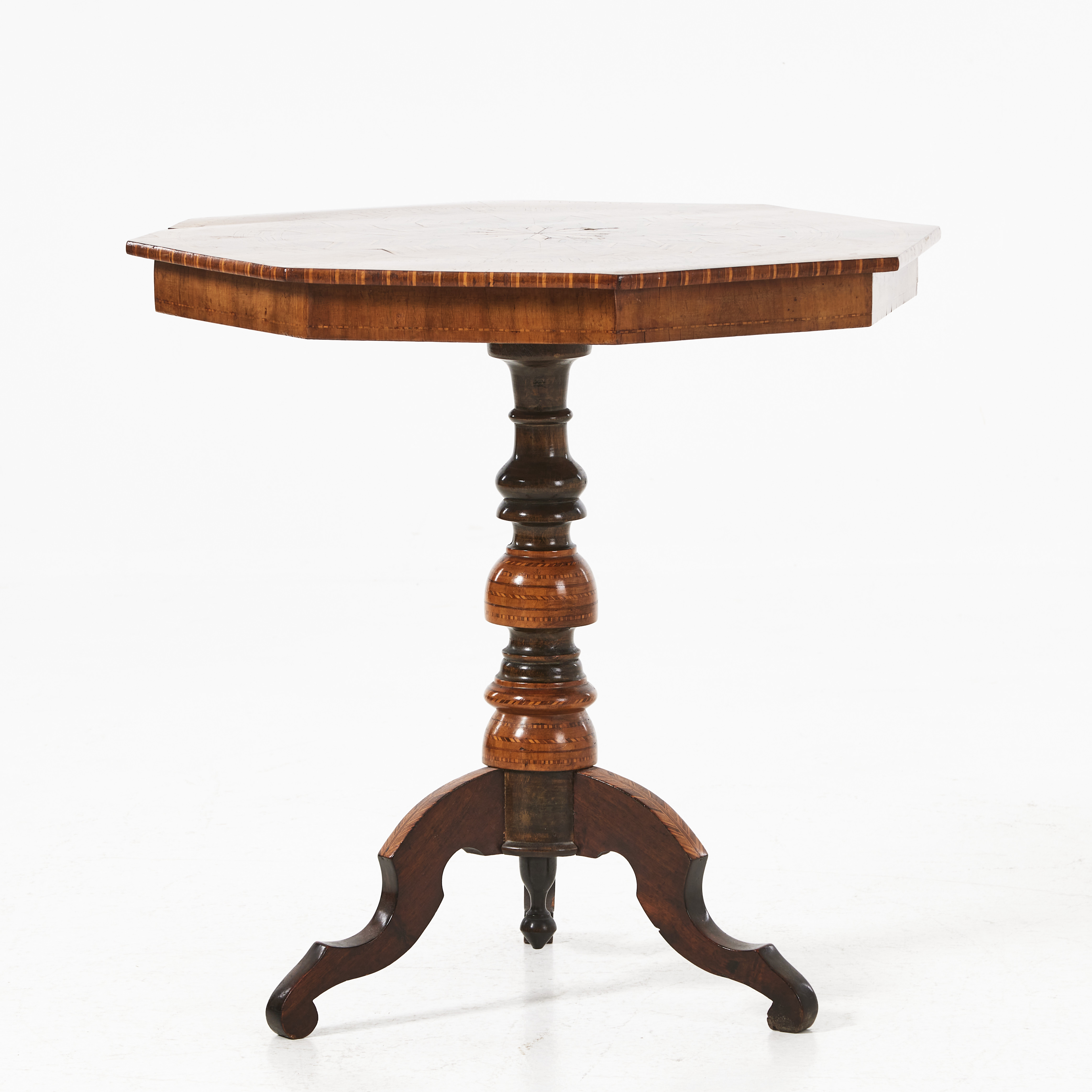 PELARBORD, 1800-talets slut, oktagonal skiva, trepassfot, riklig intarsia.
