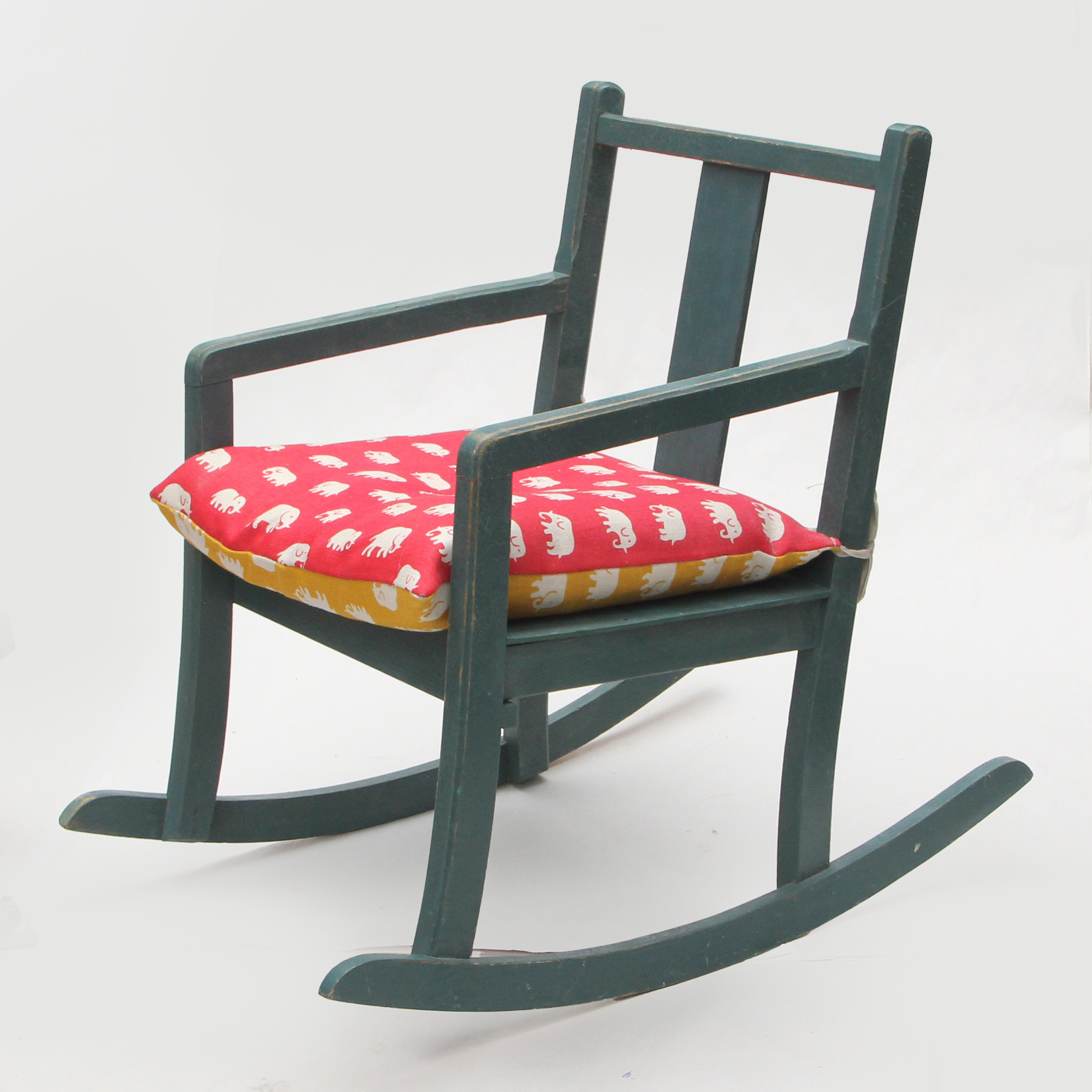 BARNGUNGSTOL, med kudde, Svenskt Tenn-textil med elefantmotiv.