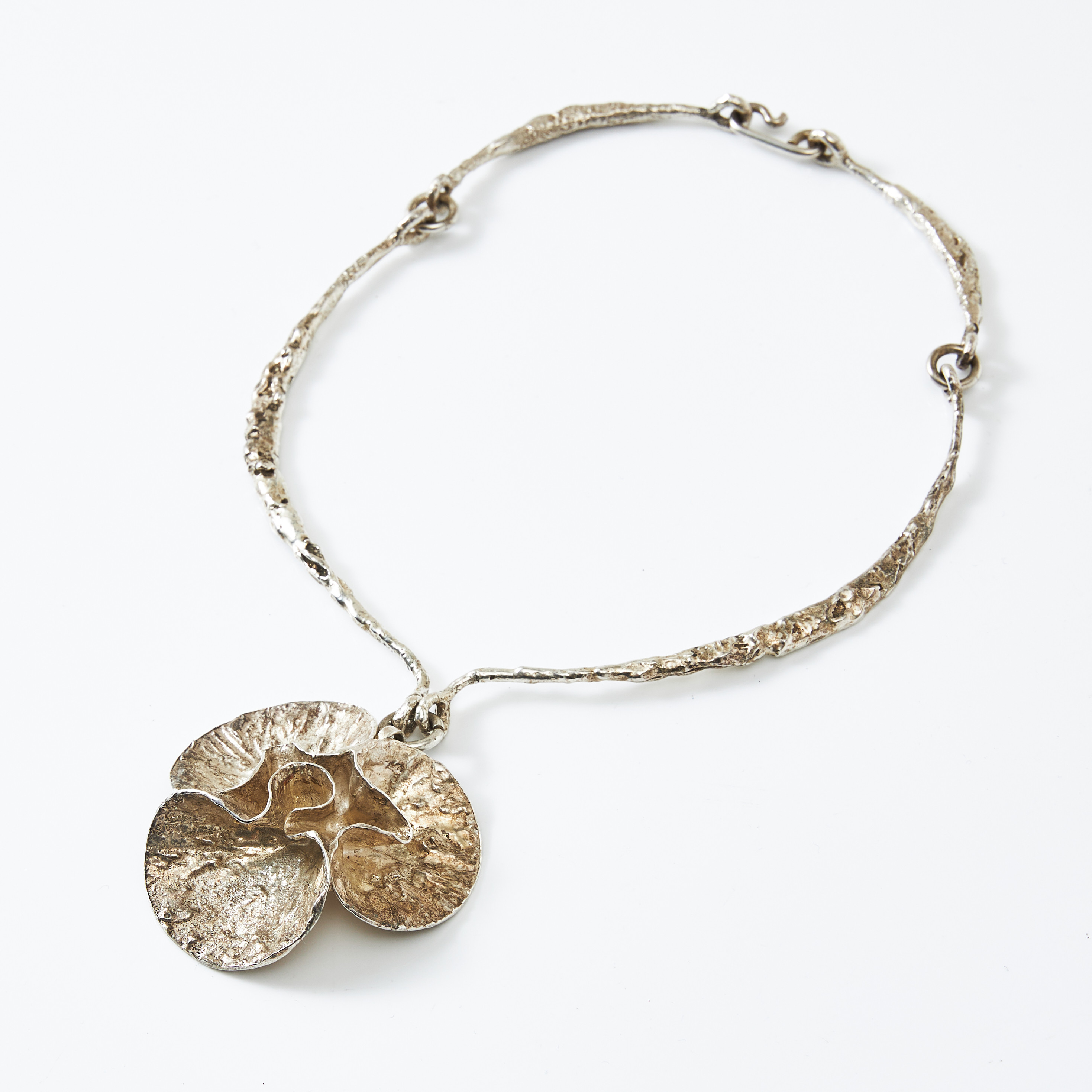 THERESIA HVORSLEV. Halsband, sterlingsilver, halvstela länkar i brutalistisk stil med hänge, för Mema, Linköping 1978.