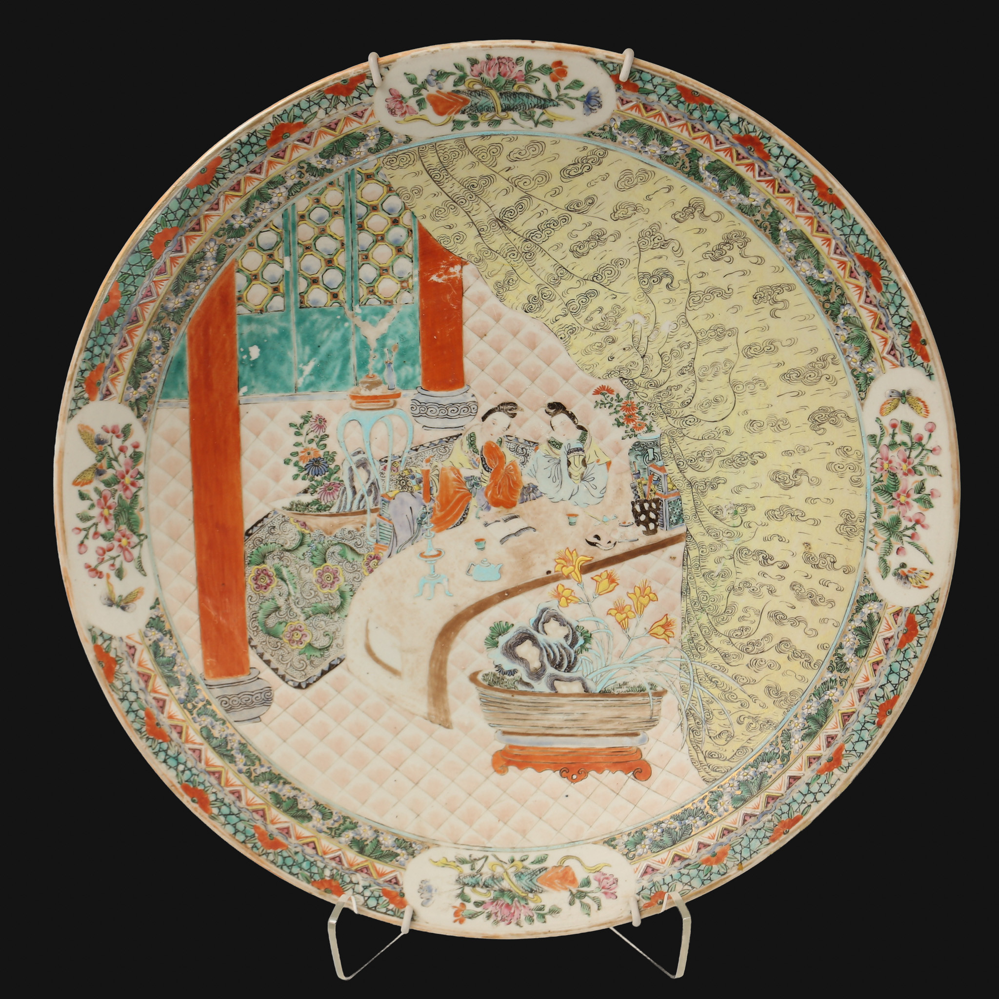 FAT, porslin, emaljfärgsmåleri och förgyllning, Två kvinnor vid ett stort bord, i en sal. Kina, Guangxu (1874-1908).
