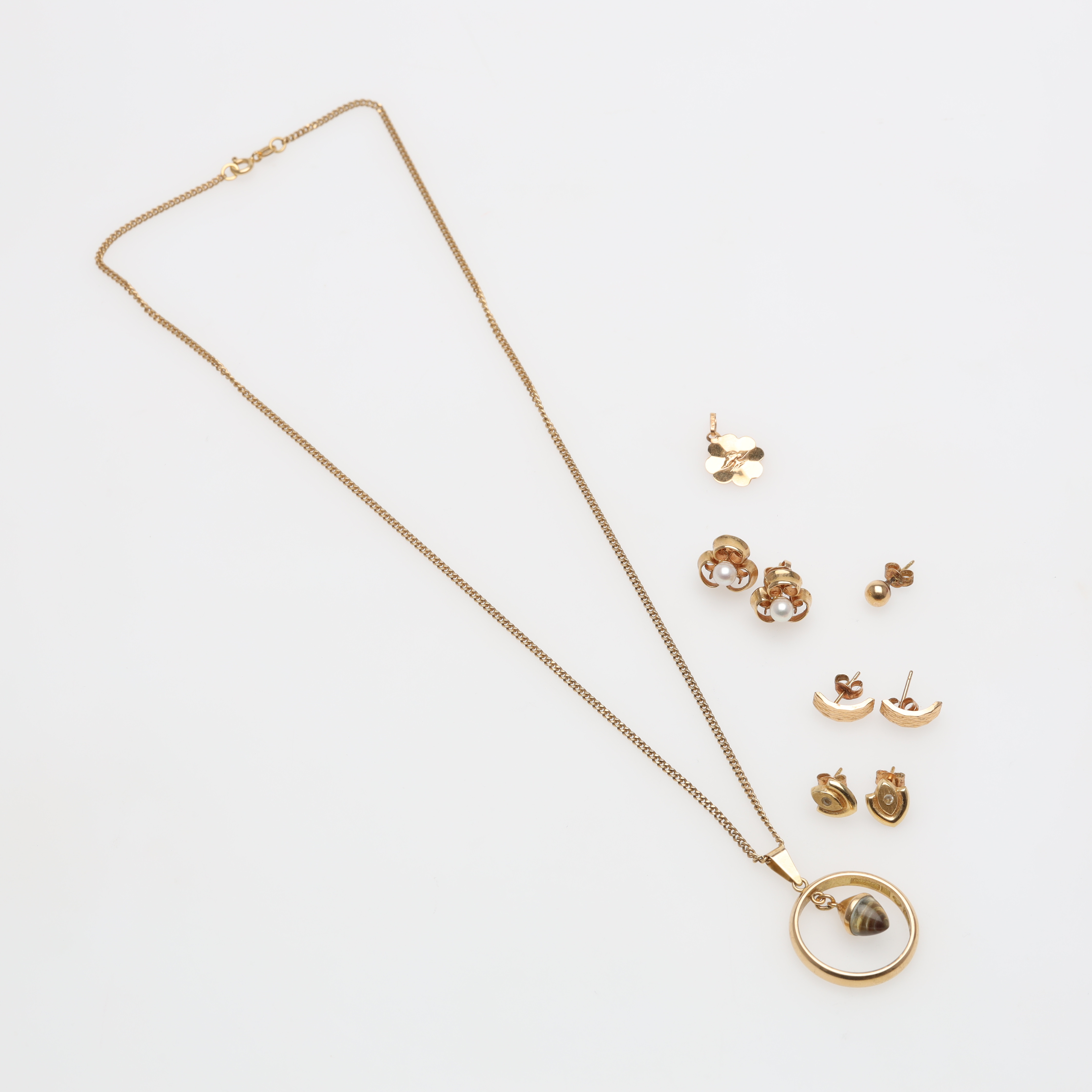 PARTI GULD 18K bruttovikt ca 16,9 gram.