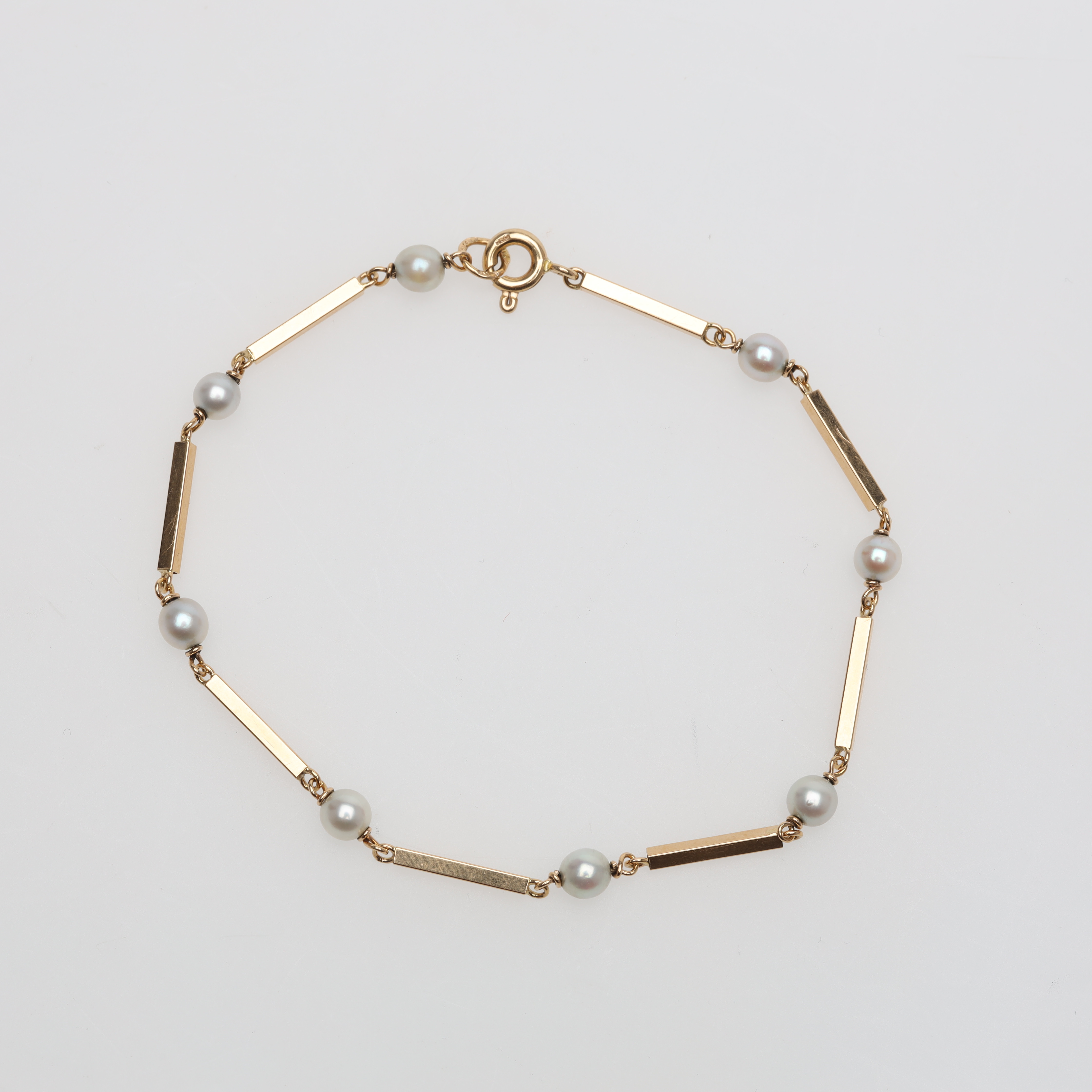 ARMBAND med pärlor 18K guld bruttovikt ca 2,6 gram.