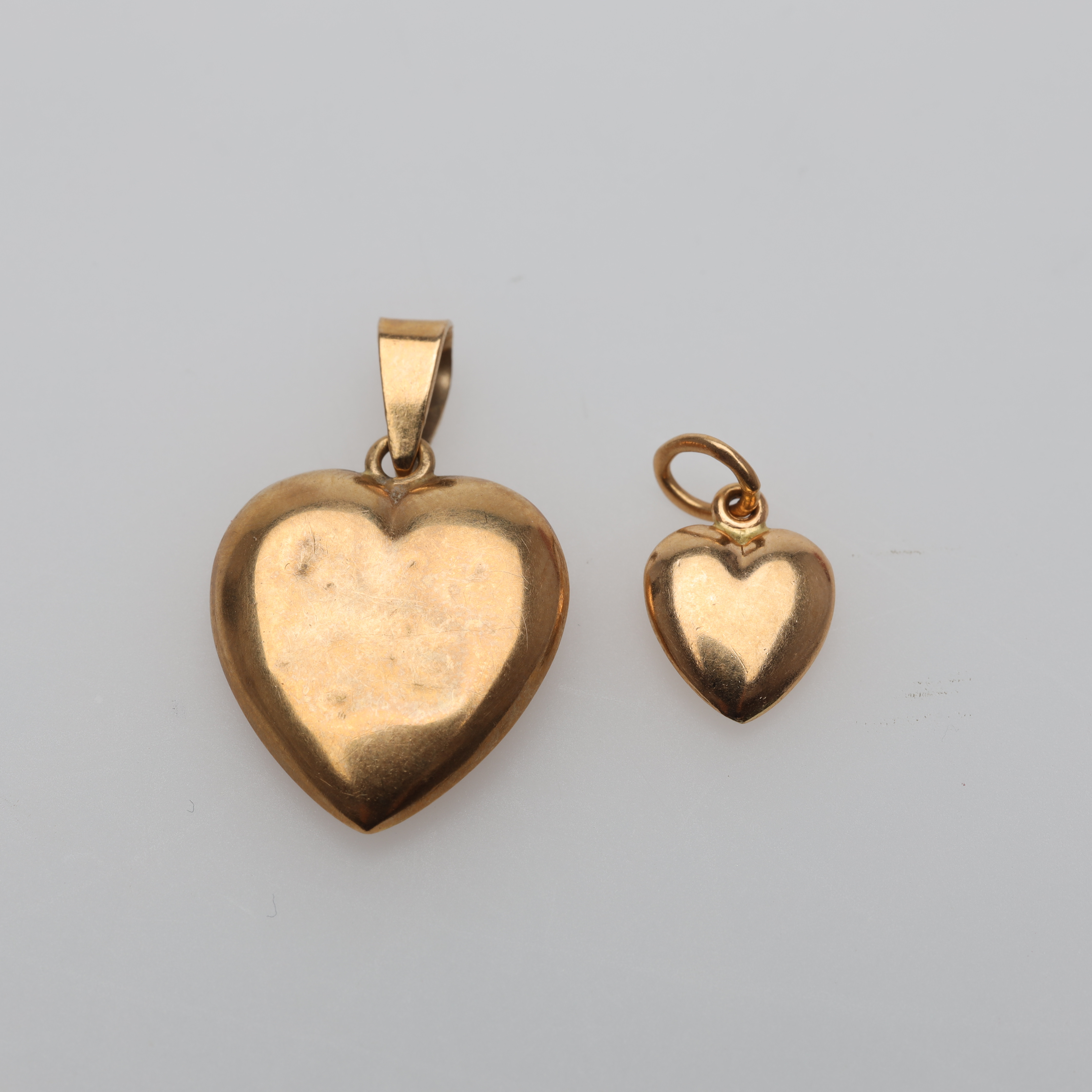 HÄNGEN 2 stycken 18K guld vikt ca 1,9 gram.