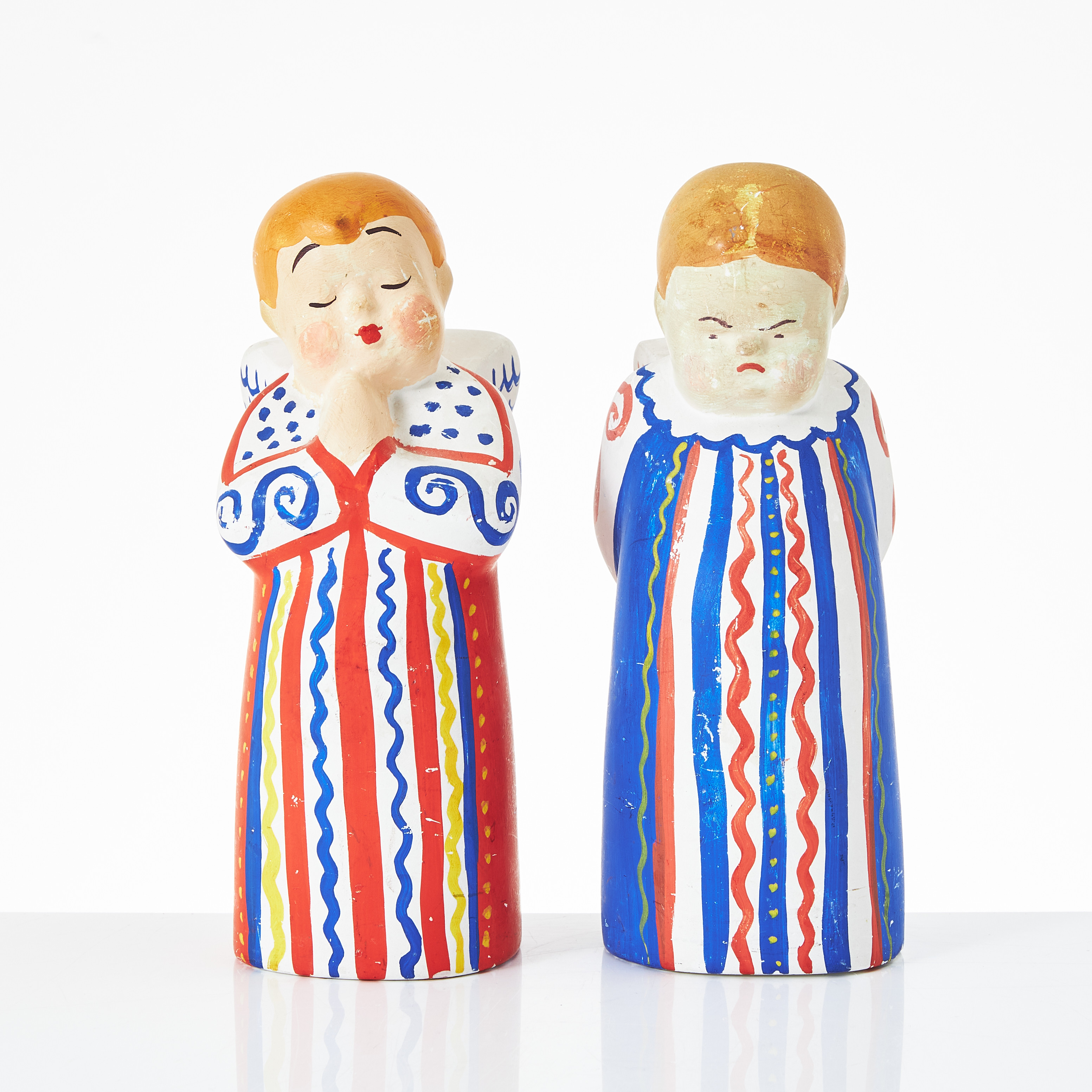 GUNILLA HOLMBERG. "Butter" och "Glader", ljusstakar i form av änglar, Firma Svenskt Tenn, 1950-70-tal, bemålat gips.