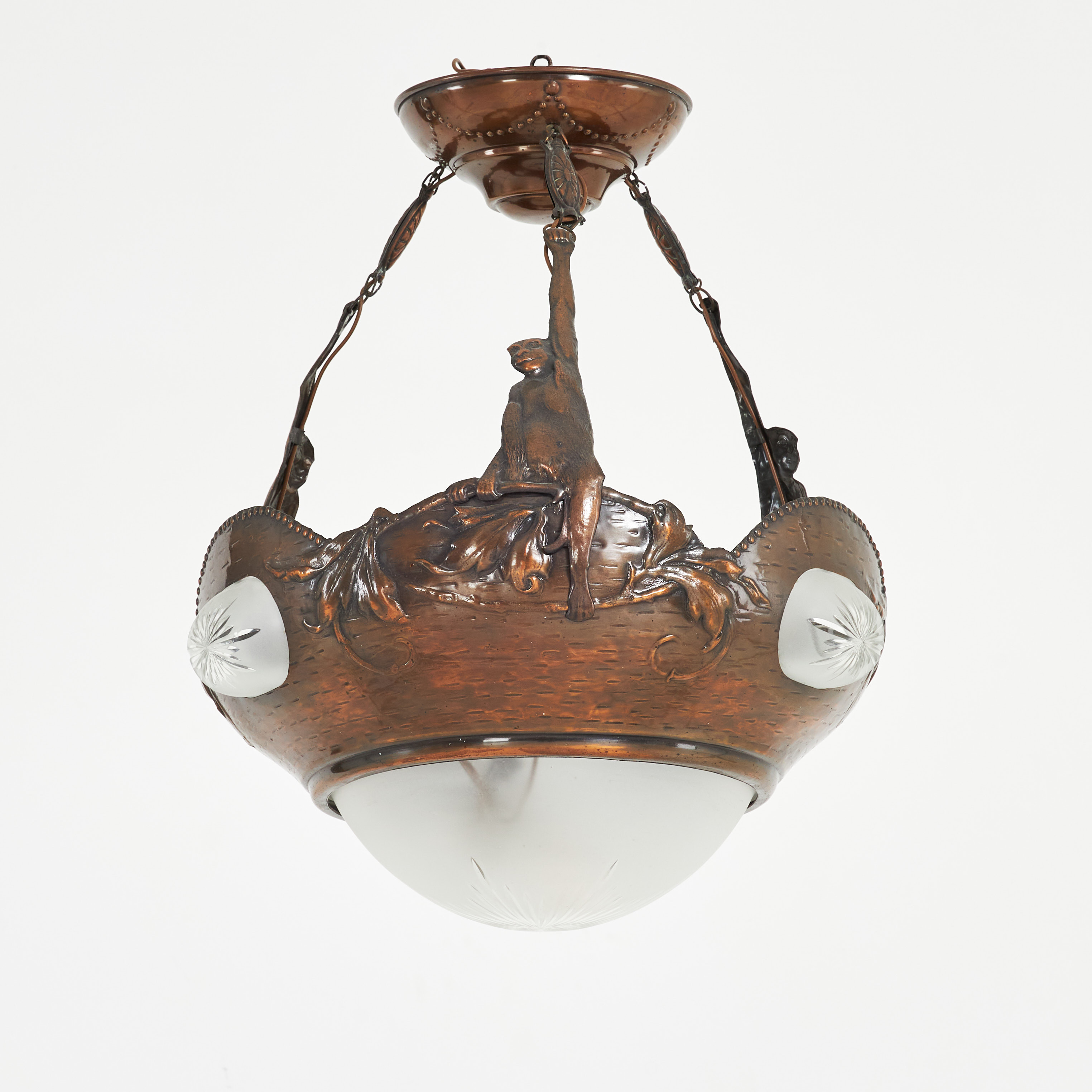TAKLAMPA, jugend, 1900-talets början, stomme i koppar, dekor av apor, glaskuror, 4 ljuspunkter.