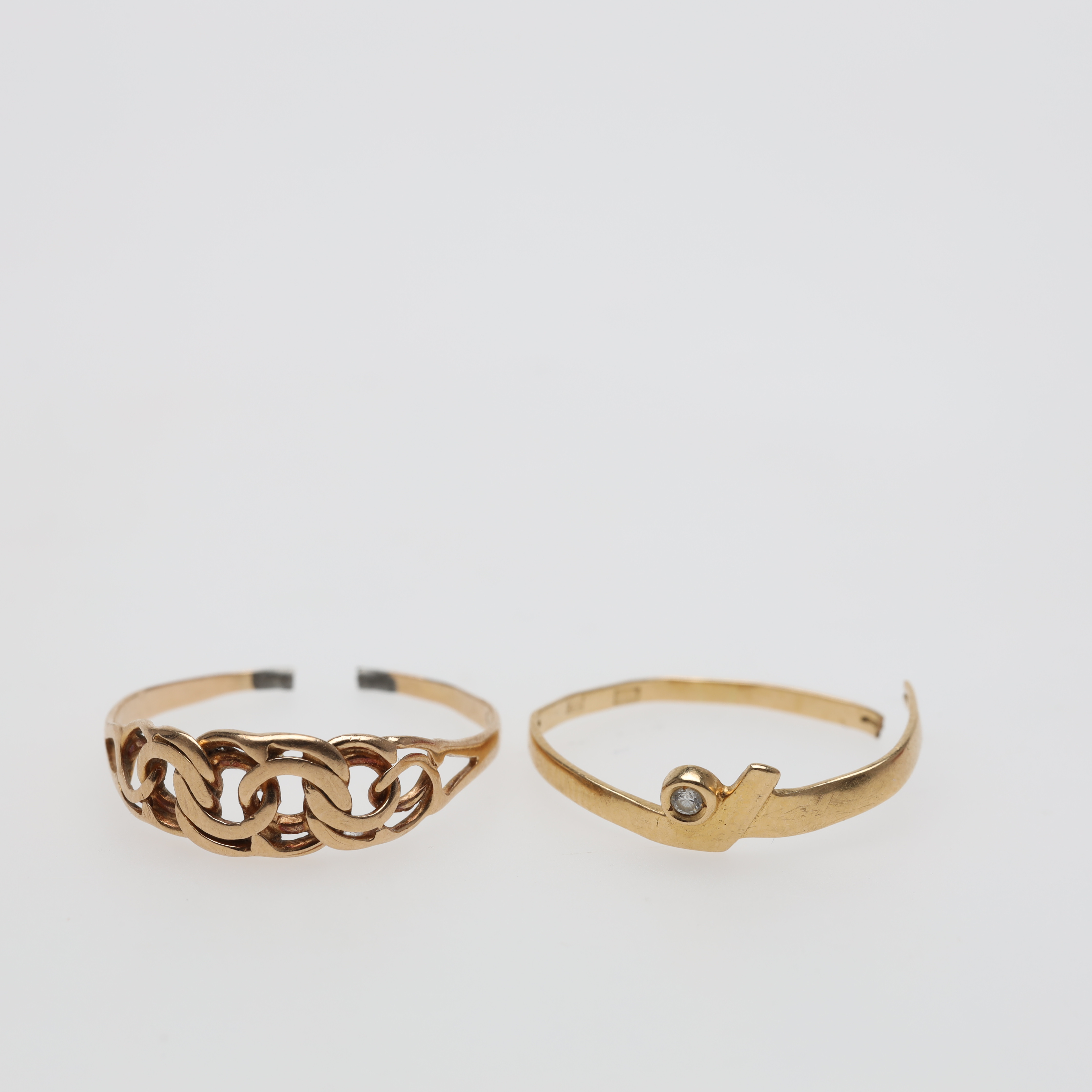 RINGAR 2 stycken 18K guld bruttovikt ca 2,7 gram.