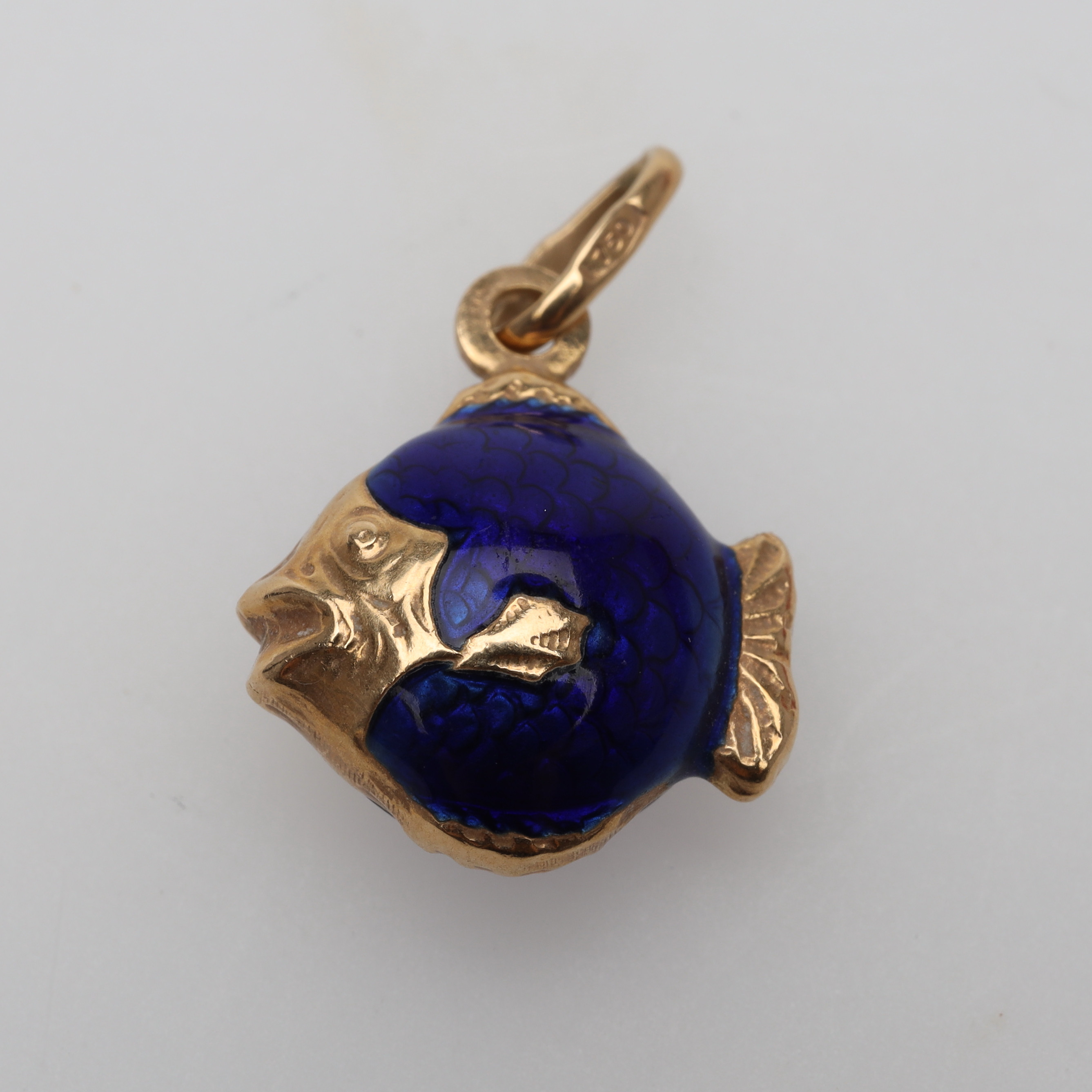 HÄNGE i form av fisk med emalj 18K guld bruttovikt ca 1,3 gram.