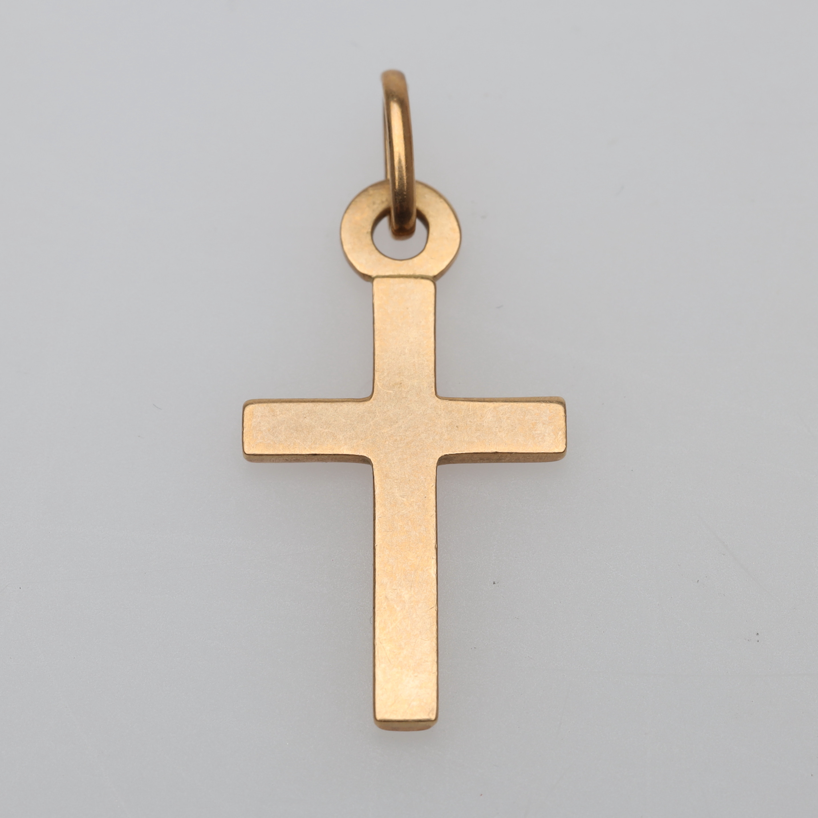 HÄNGE kors 18K guld vikt ca 0,7 gram.