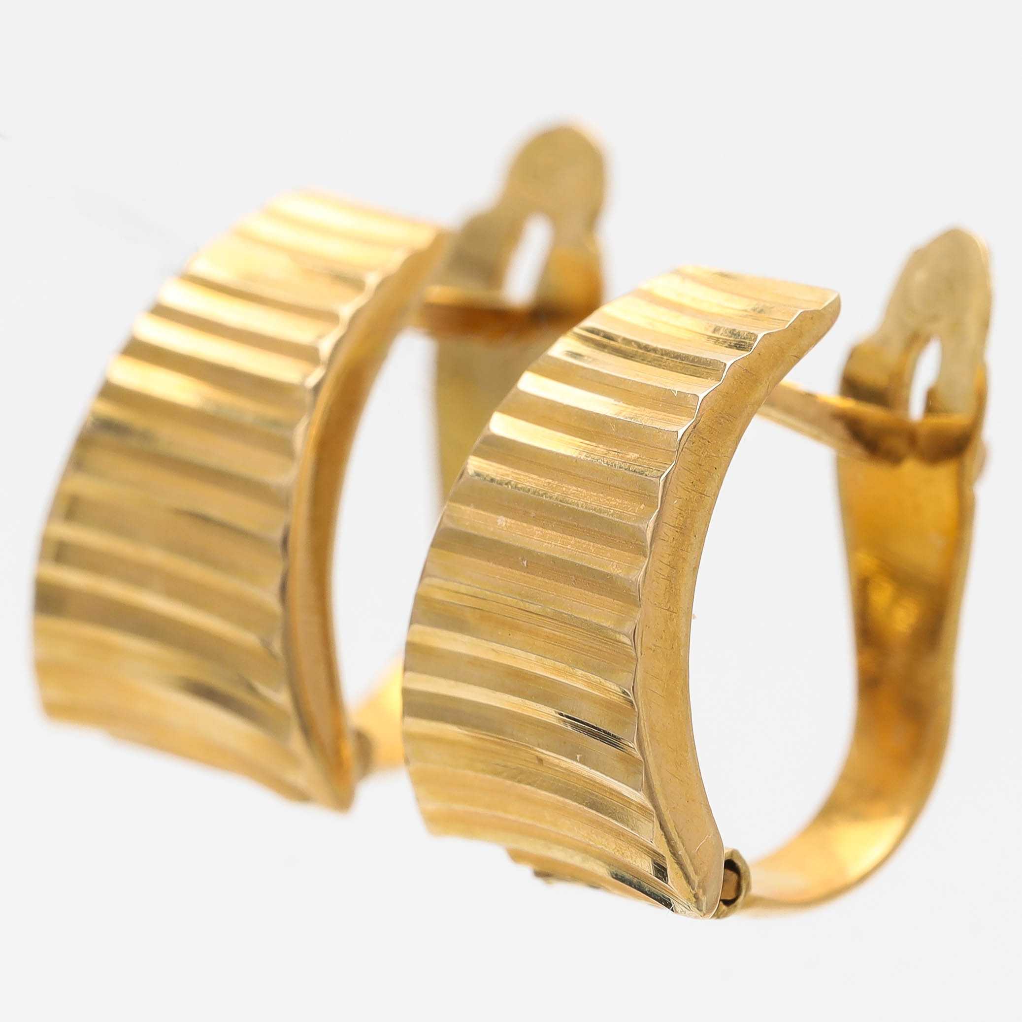 ÖRHÄNGEN, 18 k guld, räfflade.
