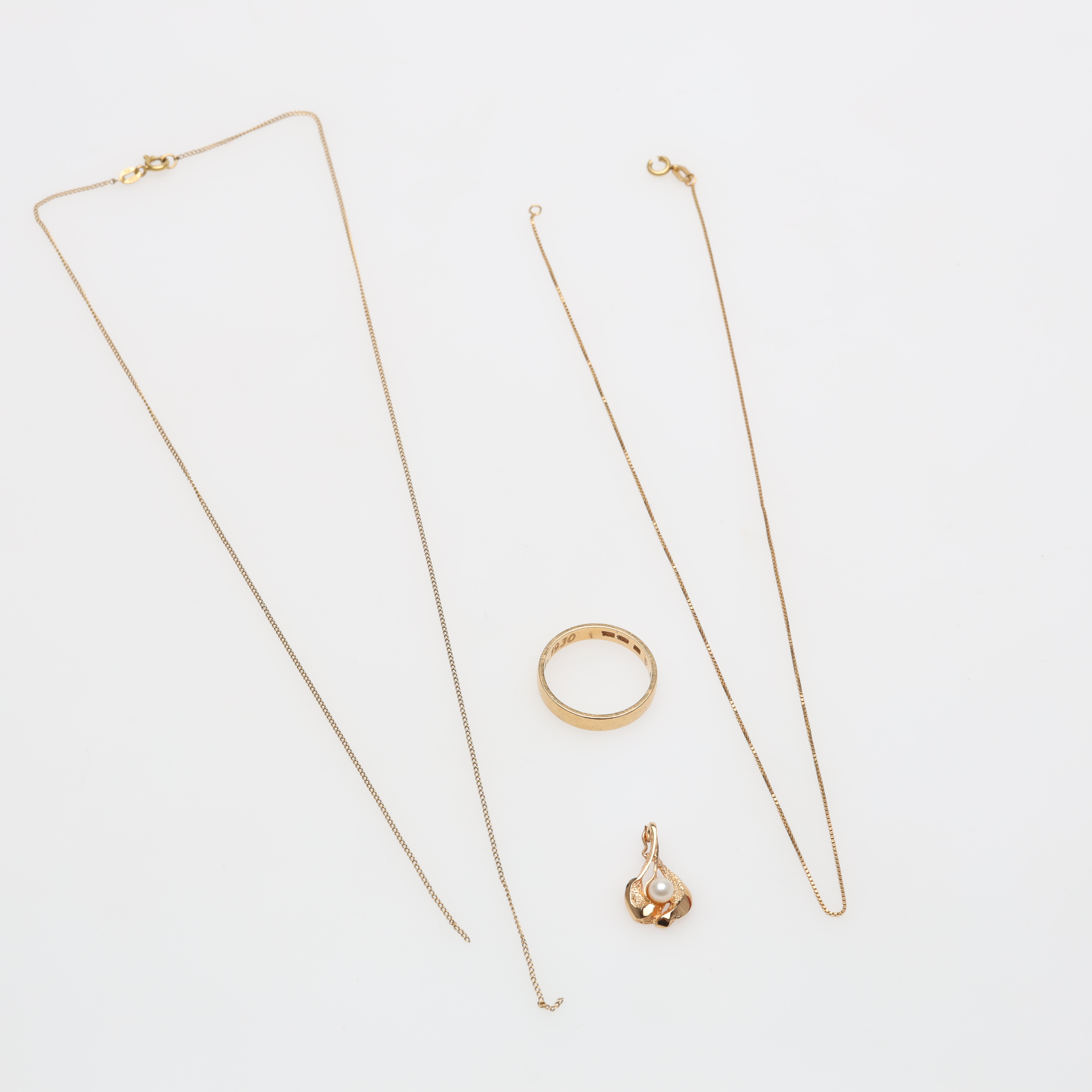 PARTI GULD 18K bruttovikt ca 10,0 gram.