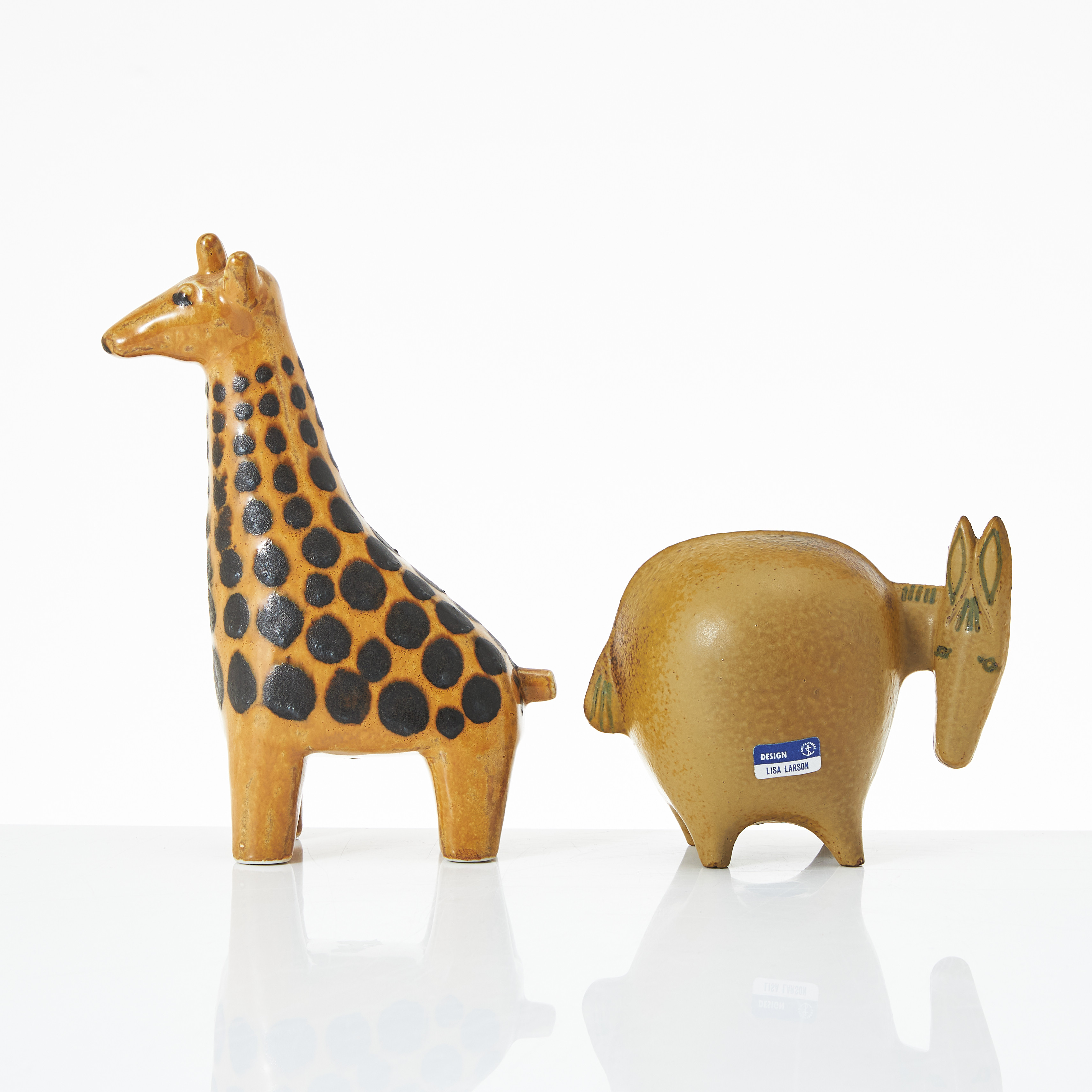 LISA LARSON & BRITA MELLANDER-JUNGERMANN. Figuriner, 2 st., i form av åsna och giraff, Gustavsberg och Karlskrona, glaserat stengods.