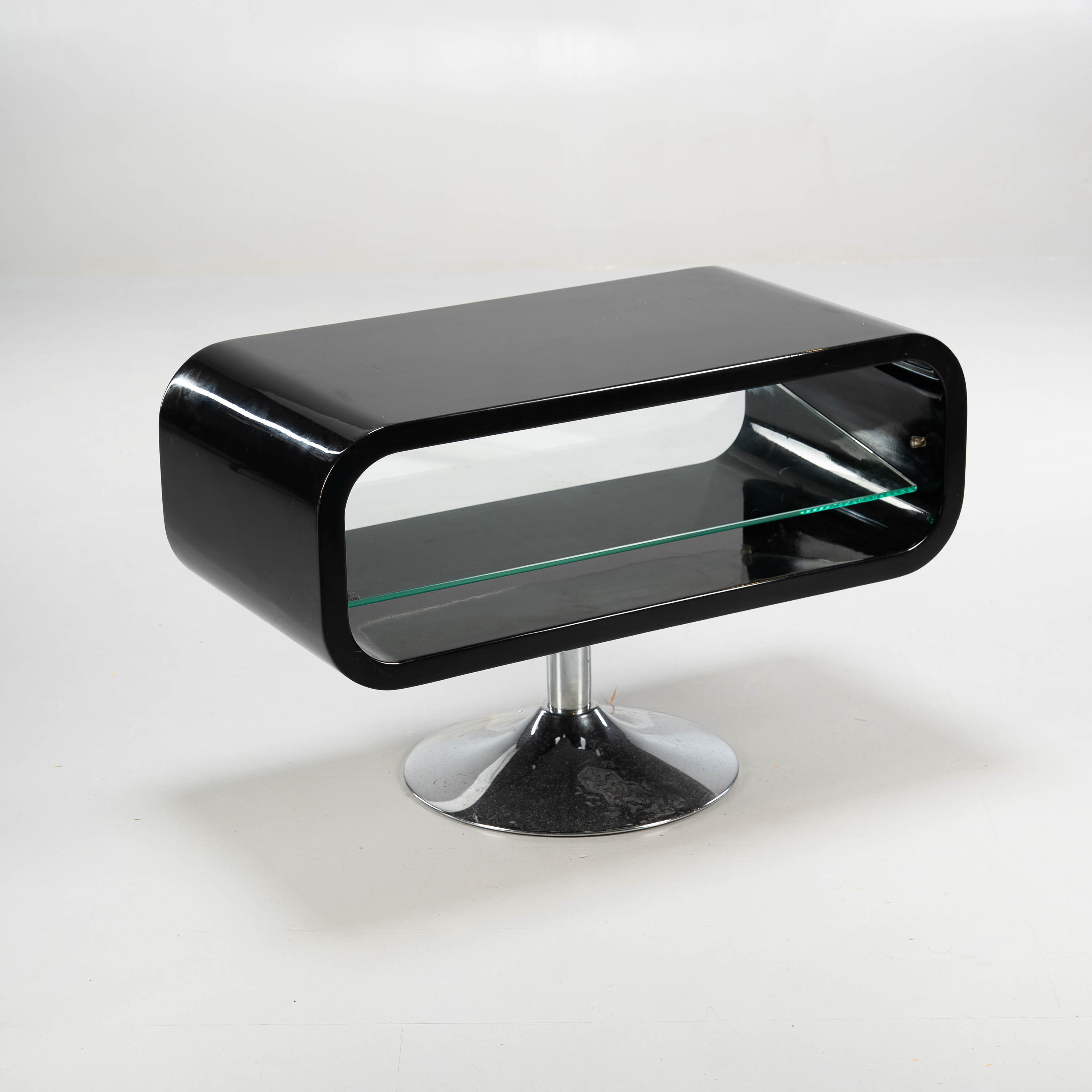 SIDOBORD, / tv bänk. centralfot av metall, svartlackerad, glashylla.