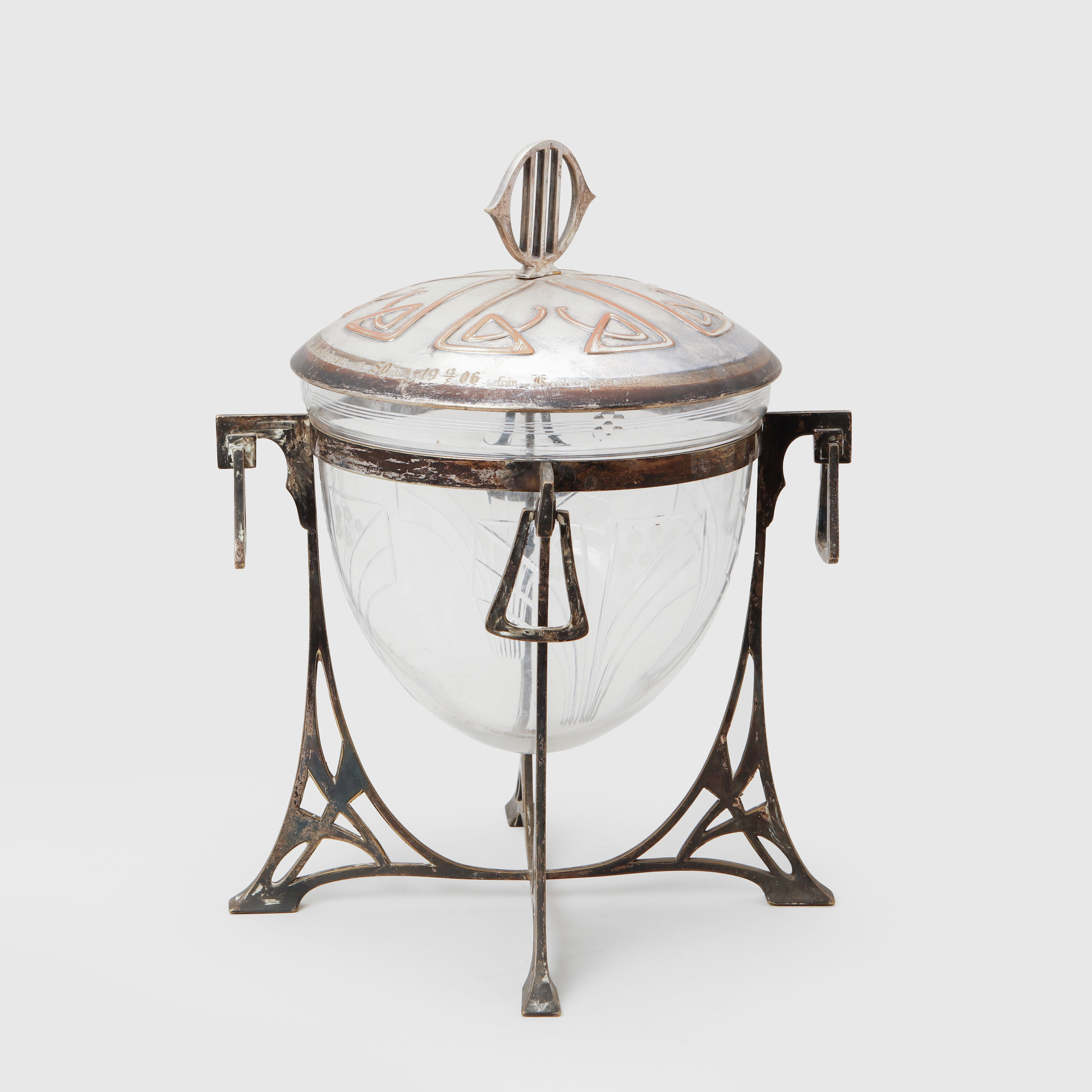 SKÅL I STÄLLNING MED LOCK, jugend, vitmetall och glas, WMF, ca 1900.