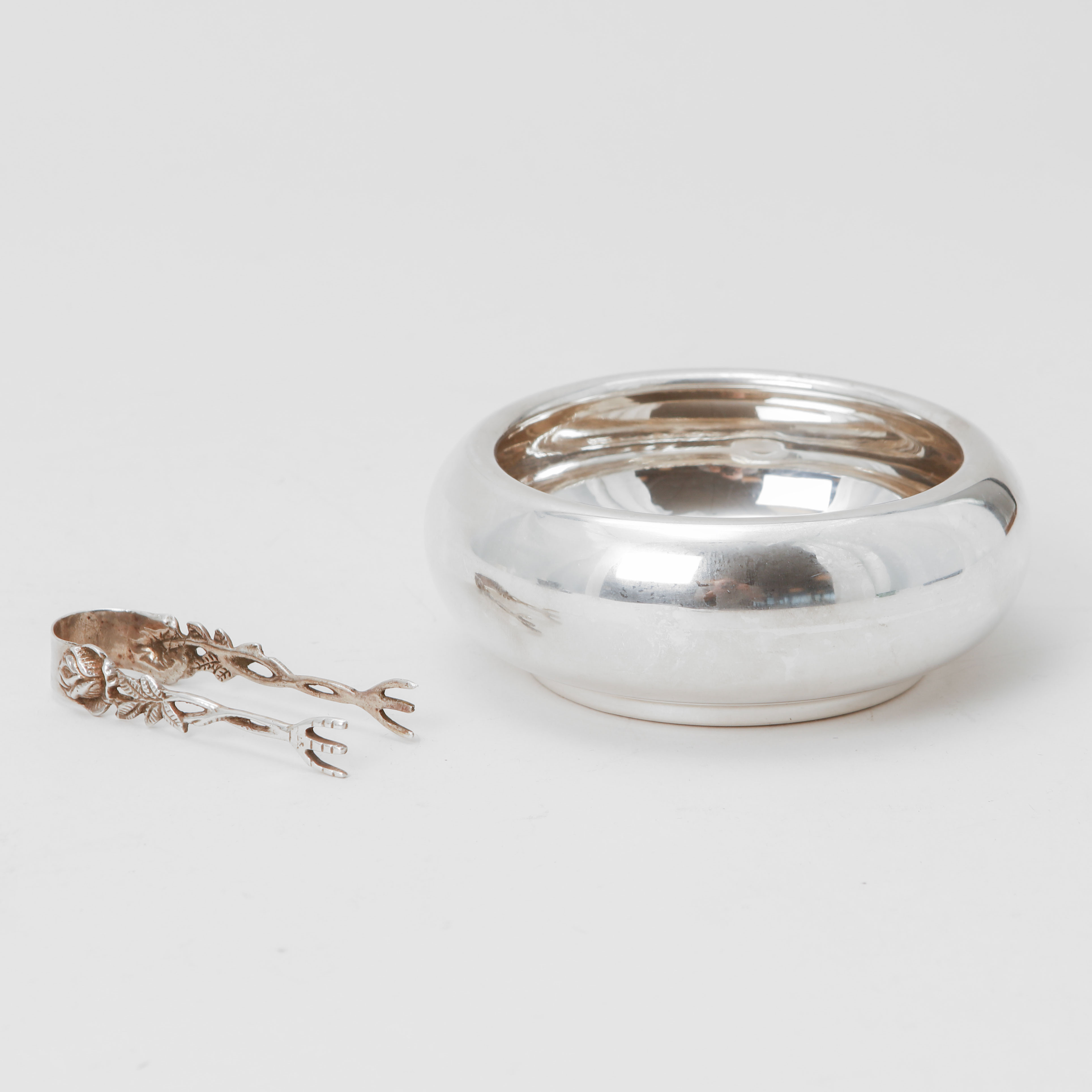 SOCKERSKÅL samt SOCKERTÅNG, silver. Vikt 145 gram.