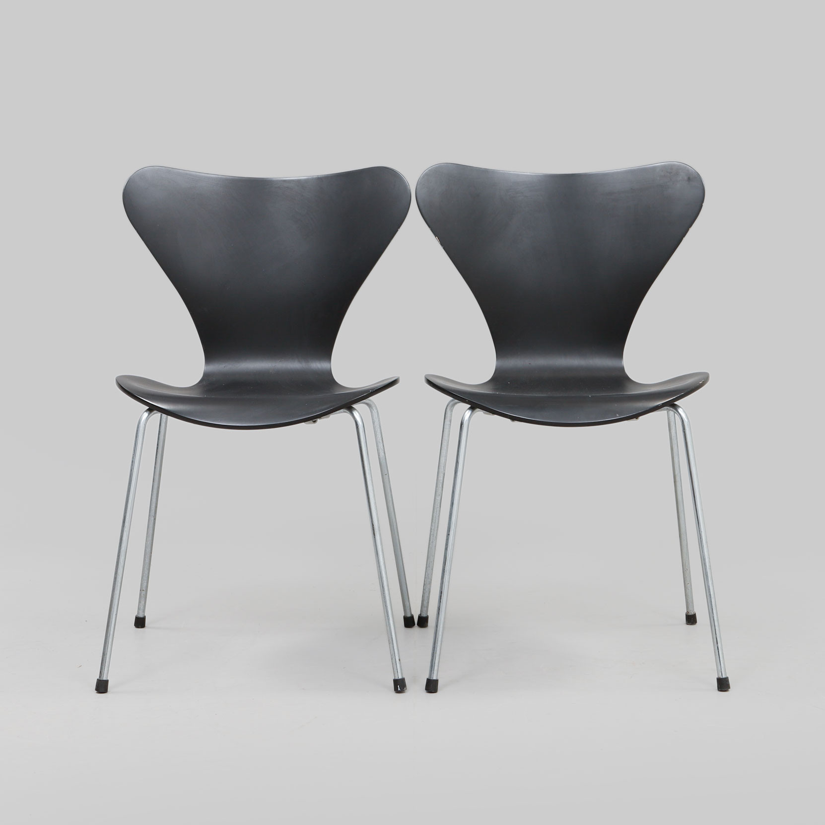 ARNE JACOBSEN. Stolar, 2 stycken, "Sjuan", Fritz Hansen, 2001.