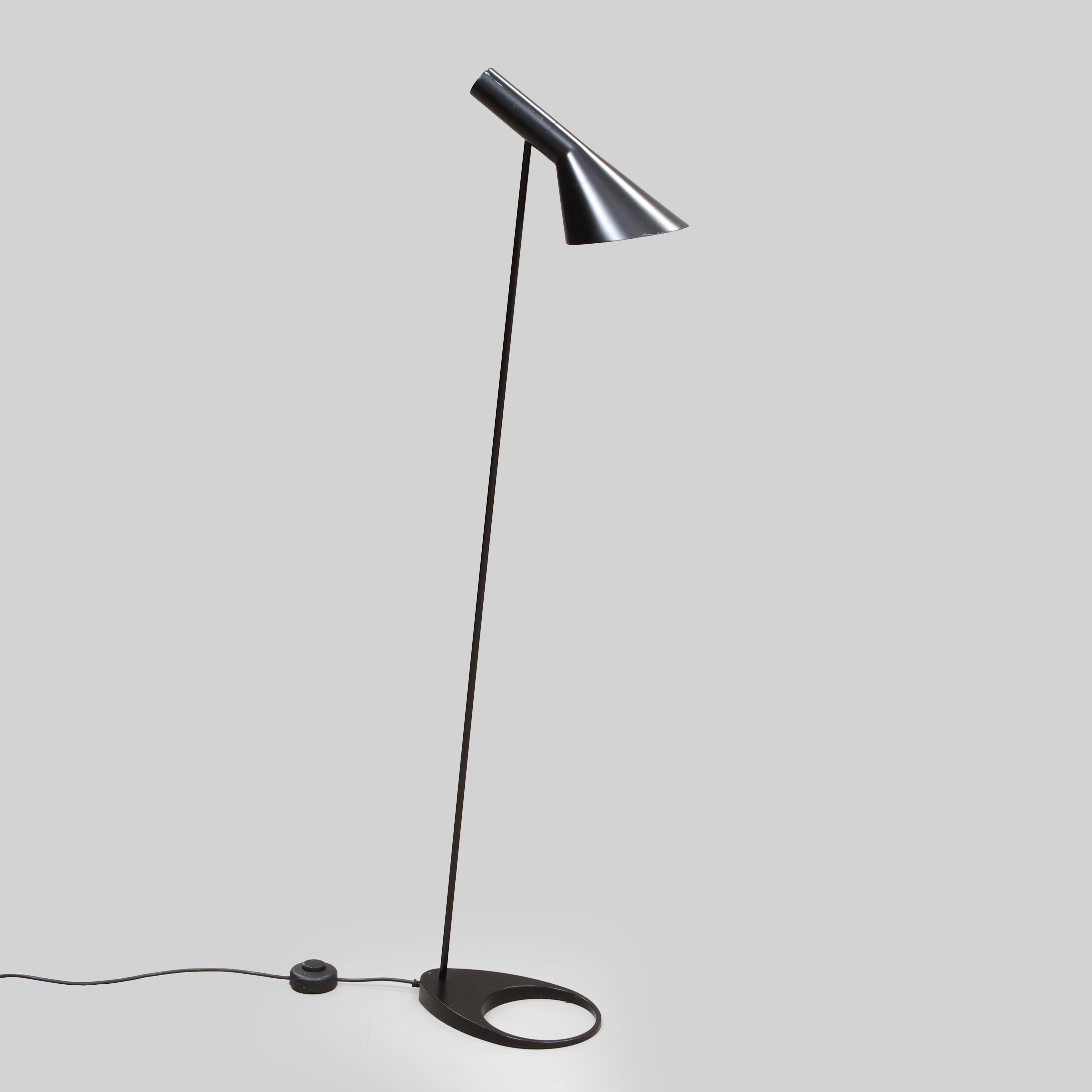 ARNE JACOBSEN. Golvlampa, "AJ" för Louis Poulsen.
