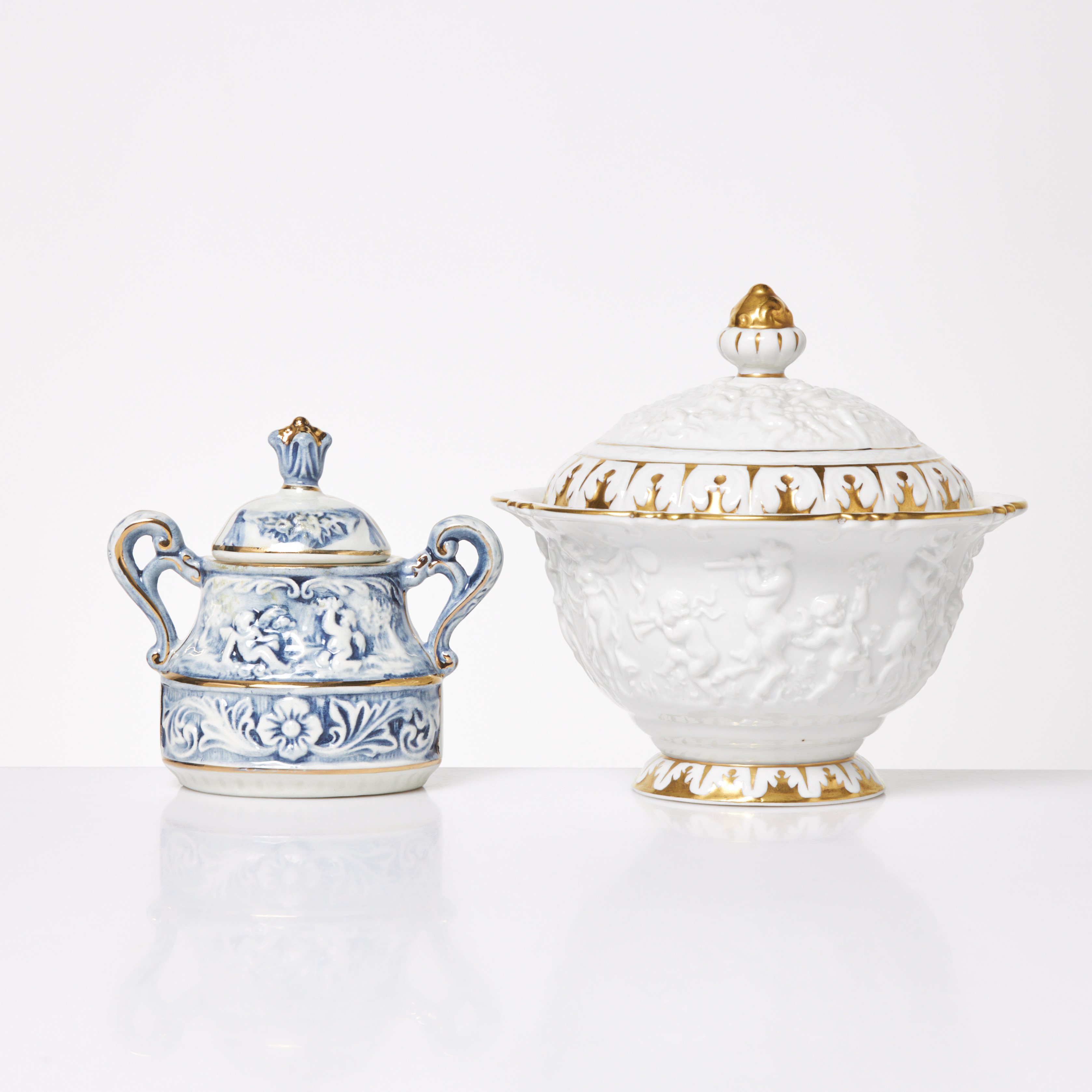 LOCKSKÅLAR, 2 st, Capodimonte, Italien, reliefdekor.