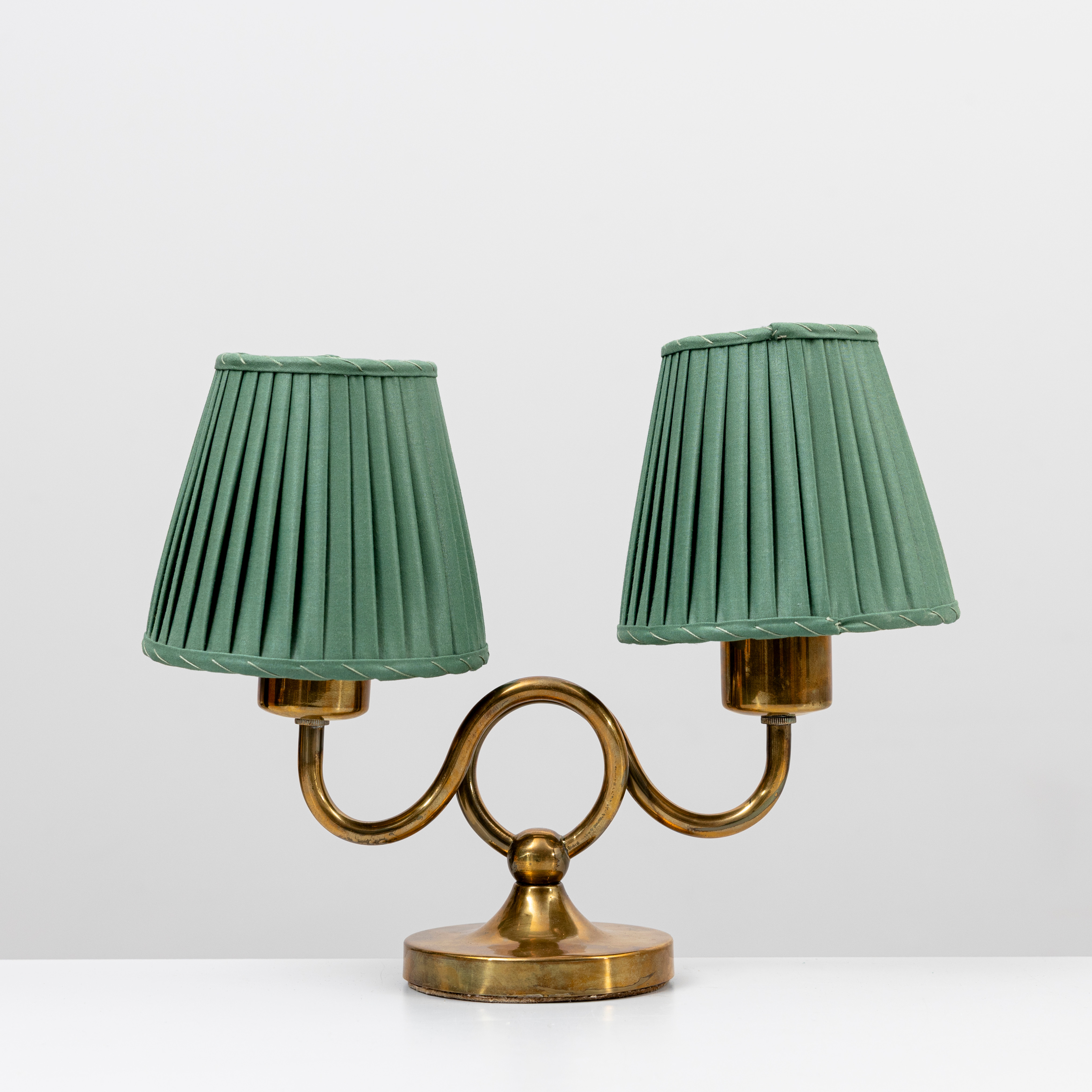 JOSEF FRANK. Bordslampa, mässing, modell nr 2483, Firma Svenskt Tenn.