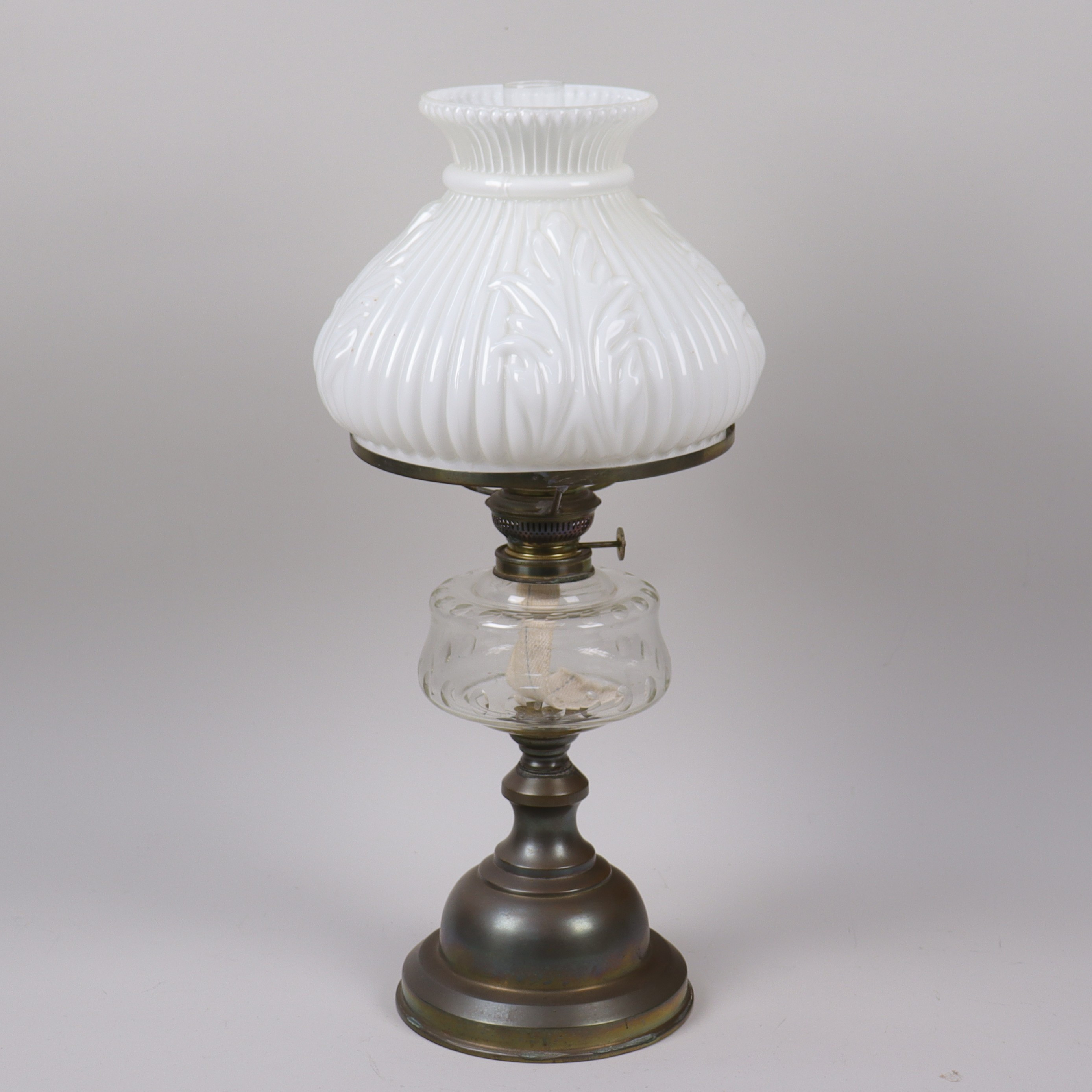 BORDSFOTOGENLAMPA, opalglas och mässing, 1900-talets första hälft.