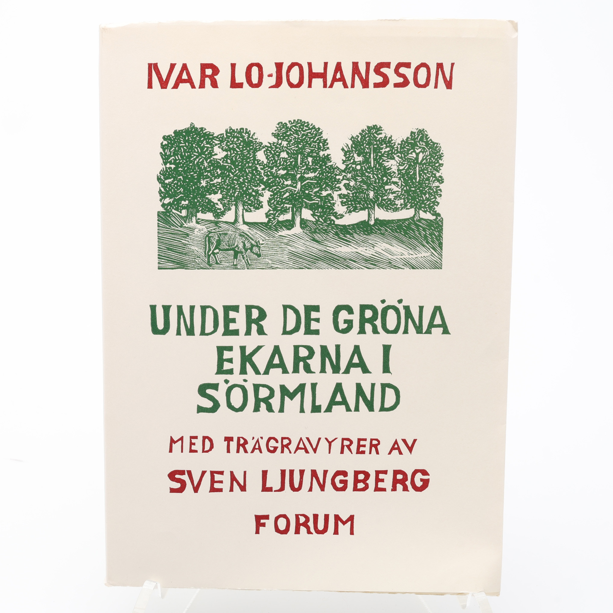 BIBLIOFILI. IVAR LO- JOHANSSONS OCH SVEN LJUNGBERGS UNDER DE GRÖNA EKARNA I SÖRMLAND - NR. 163 AV BIBLIOFILUTGÅVANS 200 EXEMPLAR MED ETT SIGNERAT TRÄSNITT OCH SIGNERAD AV BÅDA I KOLOFONEN.
