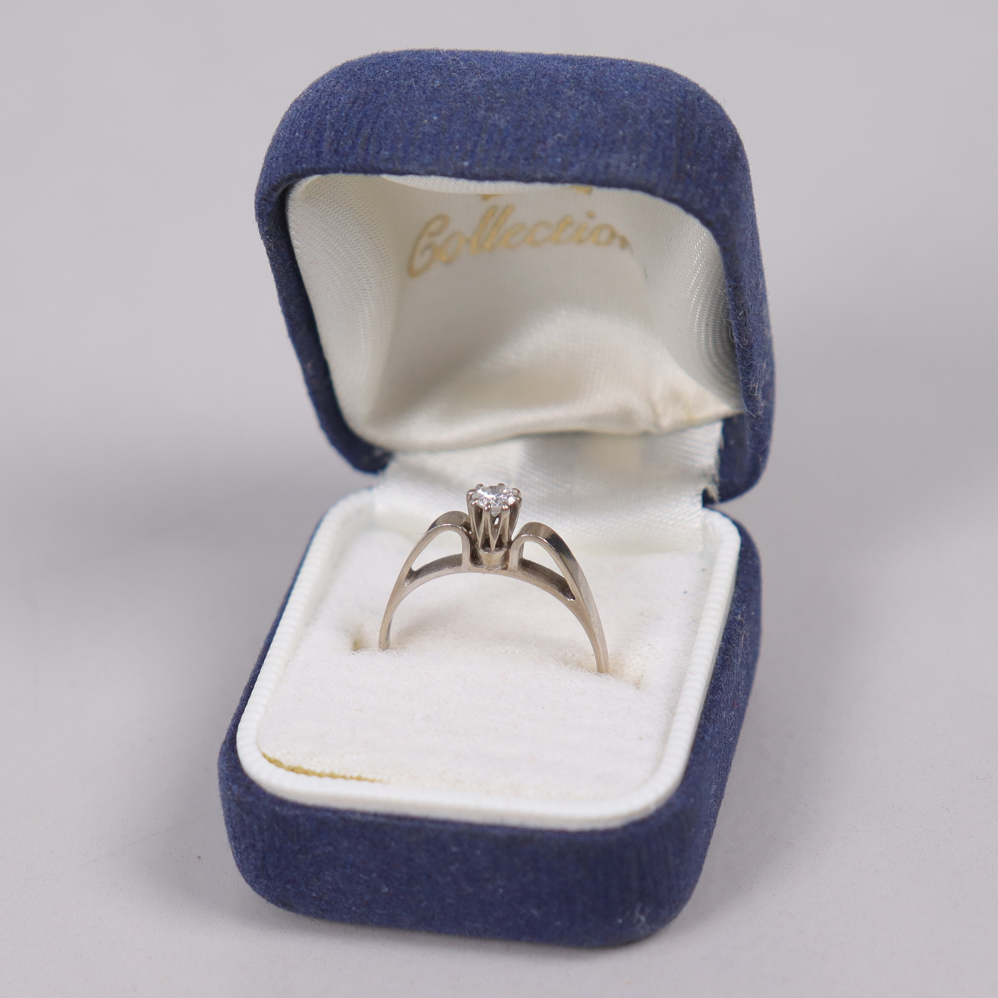 SOLITÄRRING, 18k vitt guld med 0,18 karat briljantslipad diamant.