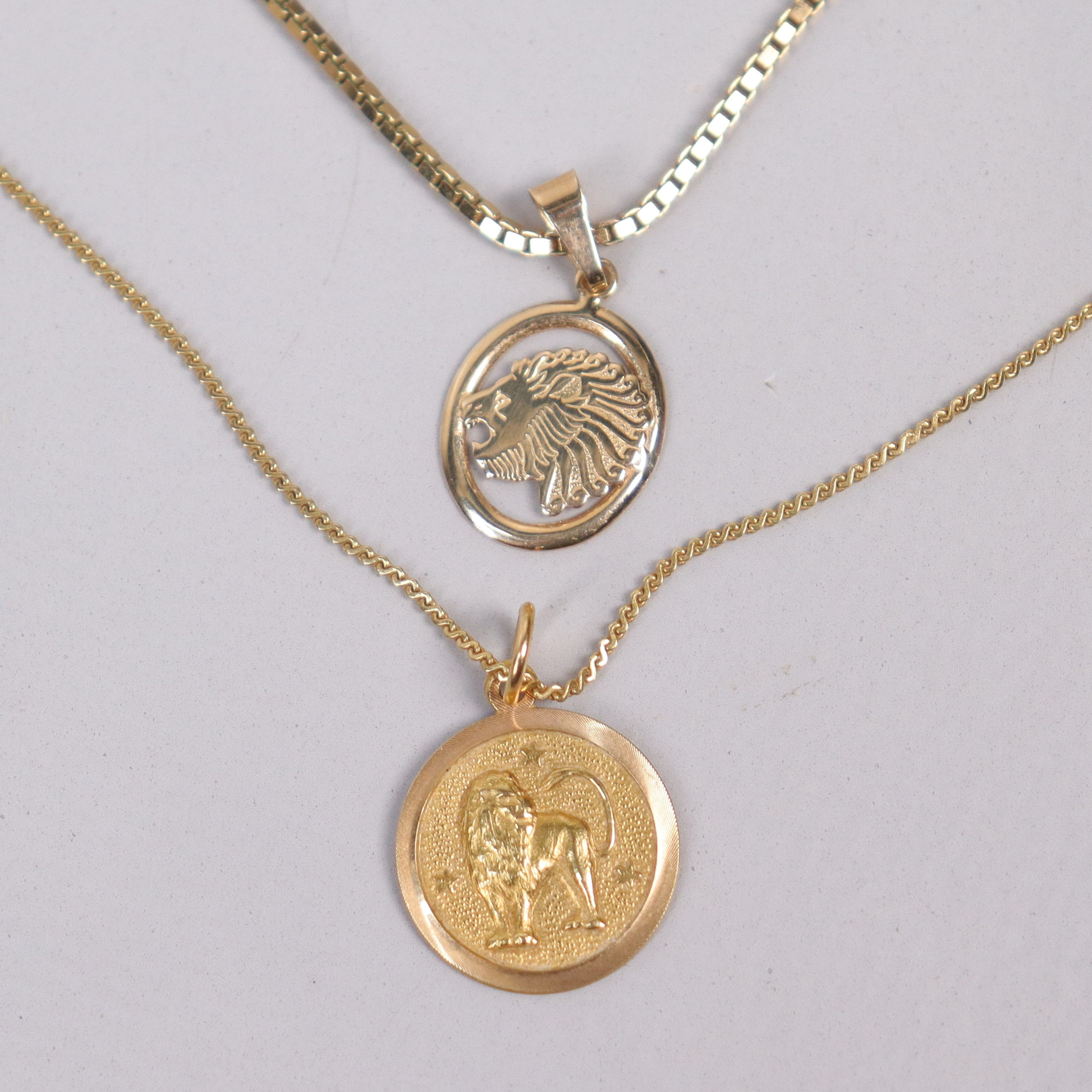 HALSBAND MED HÄNGE, 18k guld, 2 st.