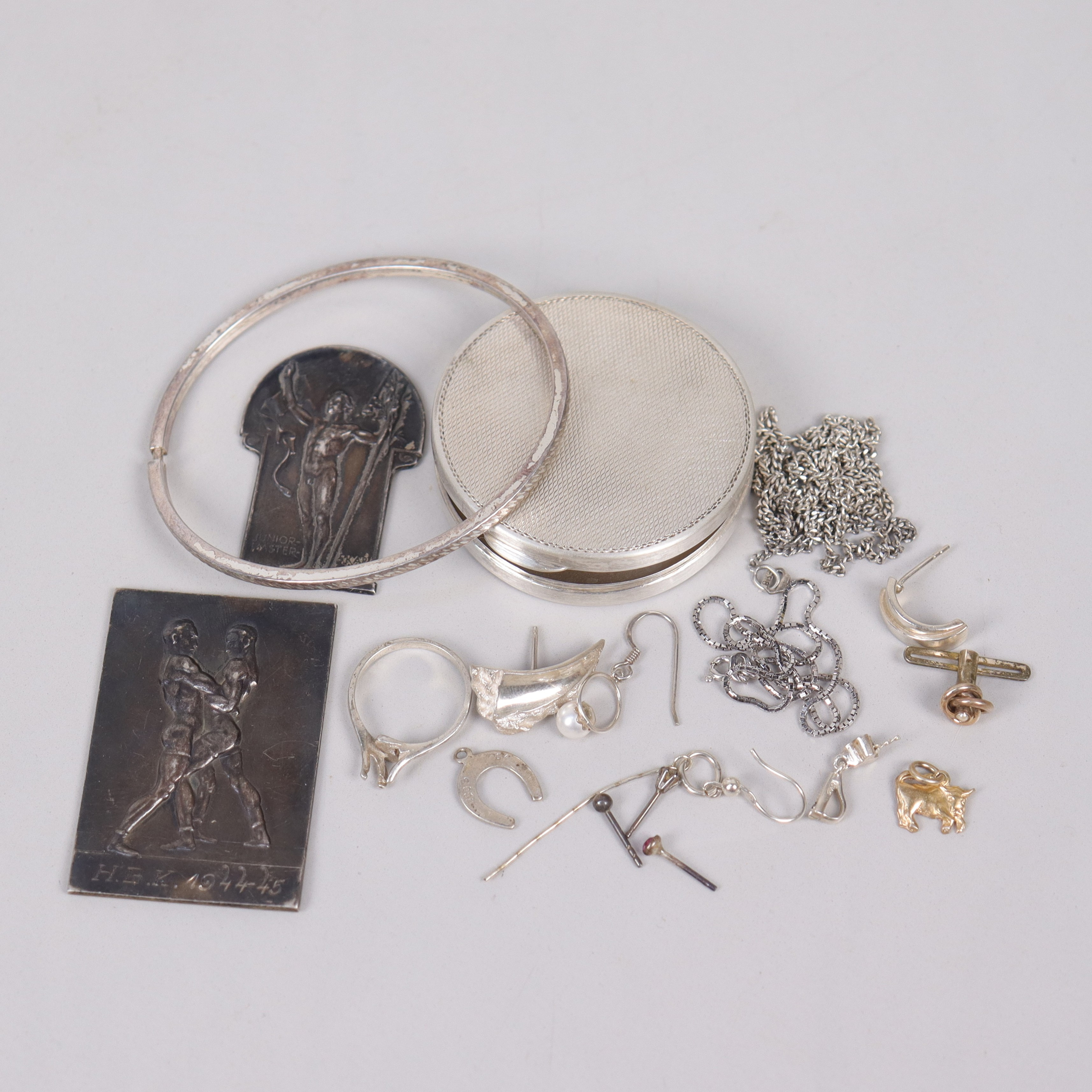 SILVER, smycken, plaketter och sminkdosa, totalt 82 gram.