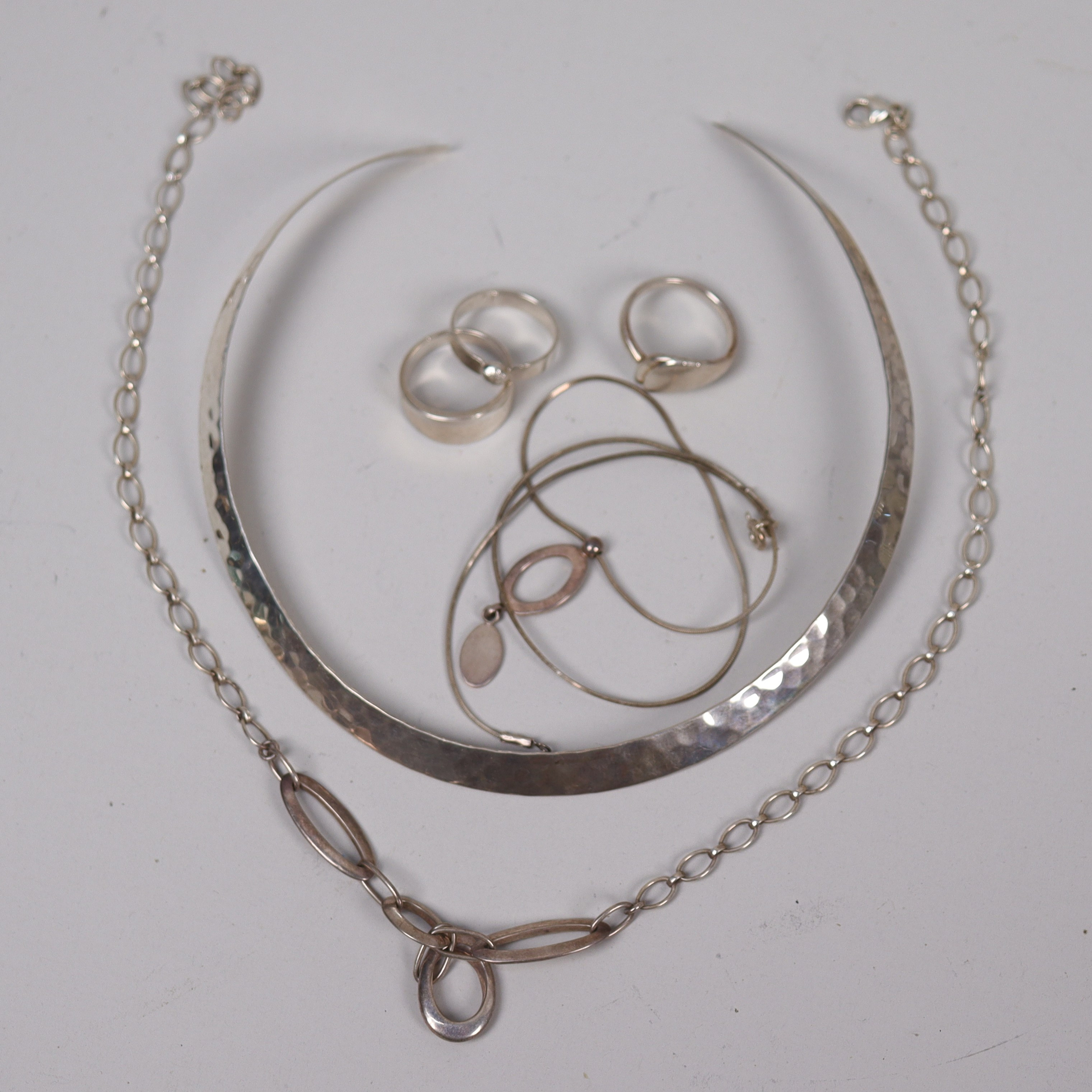 SMYCKEN, silver, halsband och ringar, totalt 50 gram.