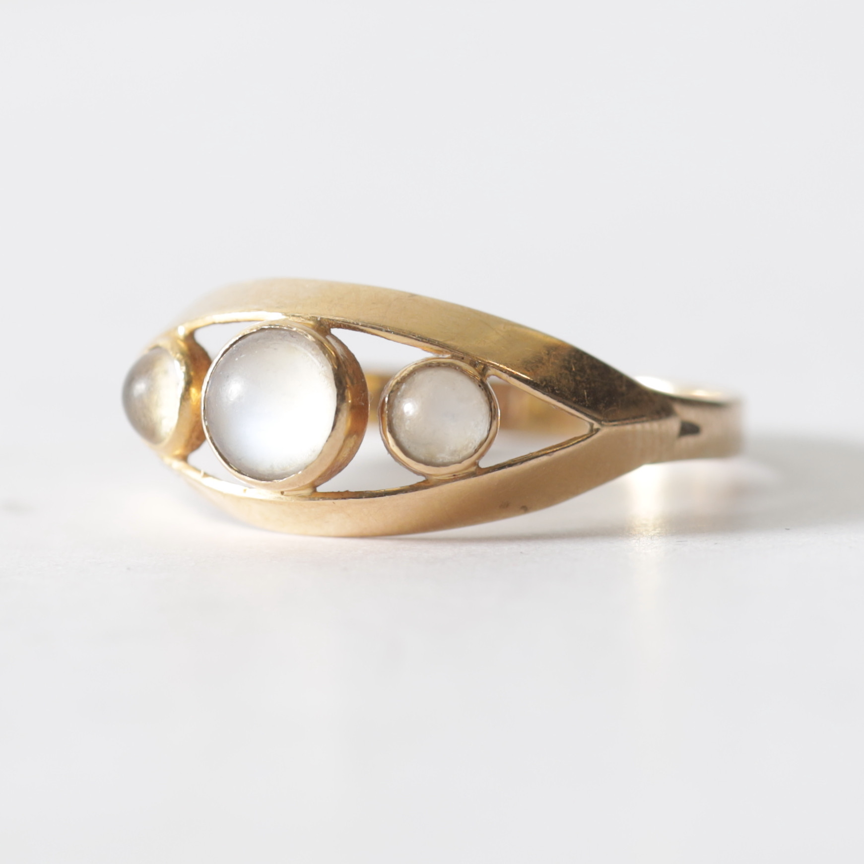 RING, 18K guld med cabochonslipade stenar, Juvelerare E. Andersons Aktiebolag, Västervik, 1975. Totalvikt ca 3,3 gram.