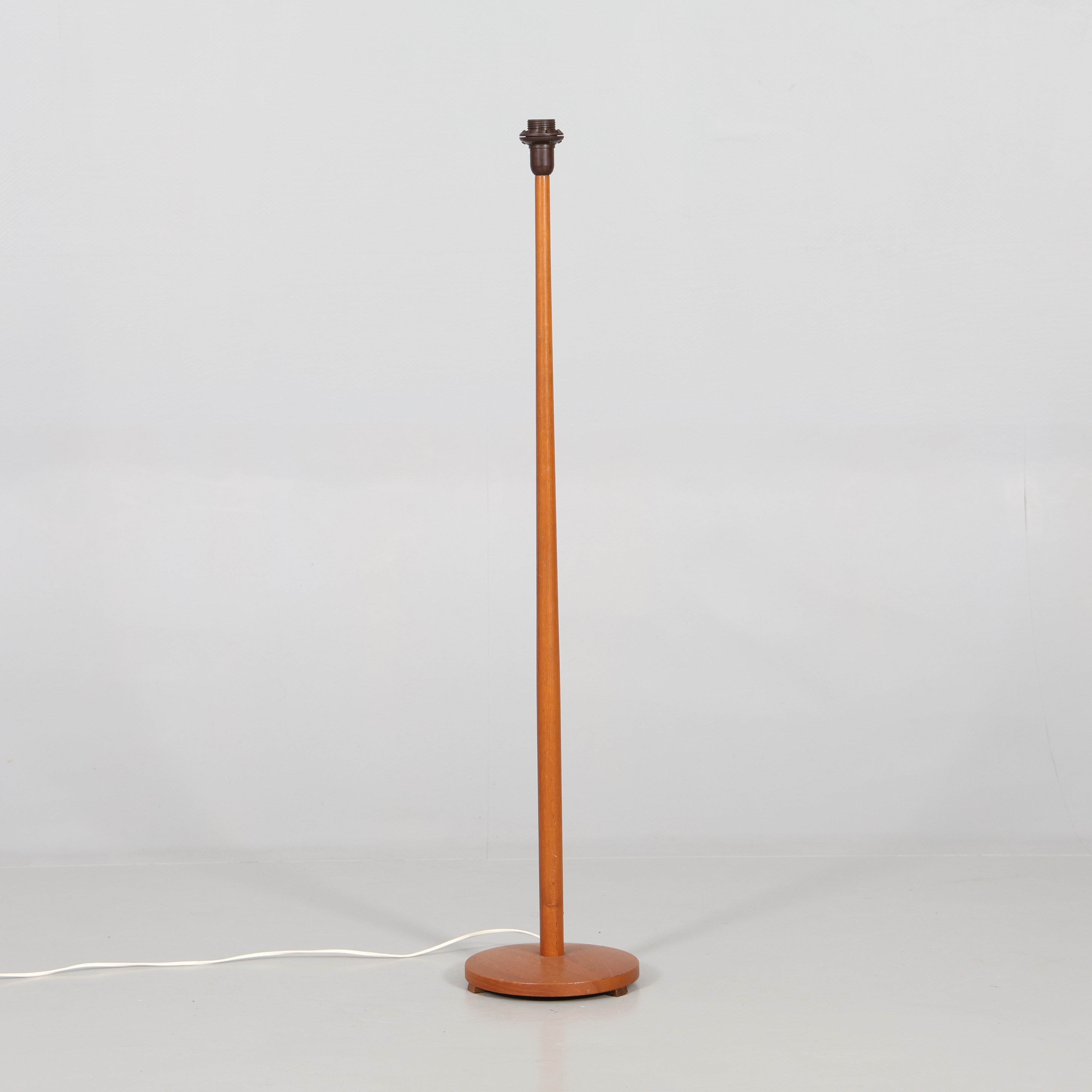 GOLVLAMPA teak 1900-talets mitt.