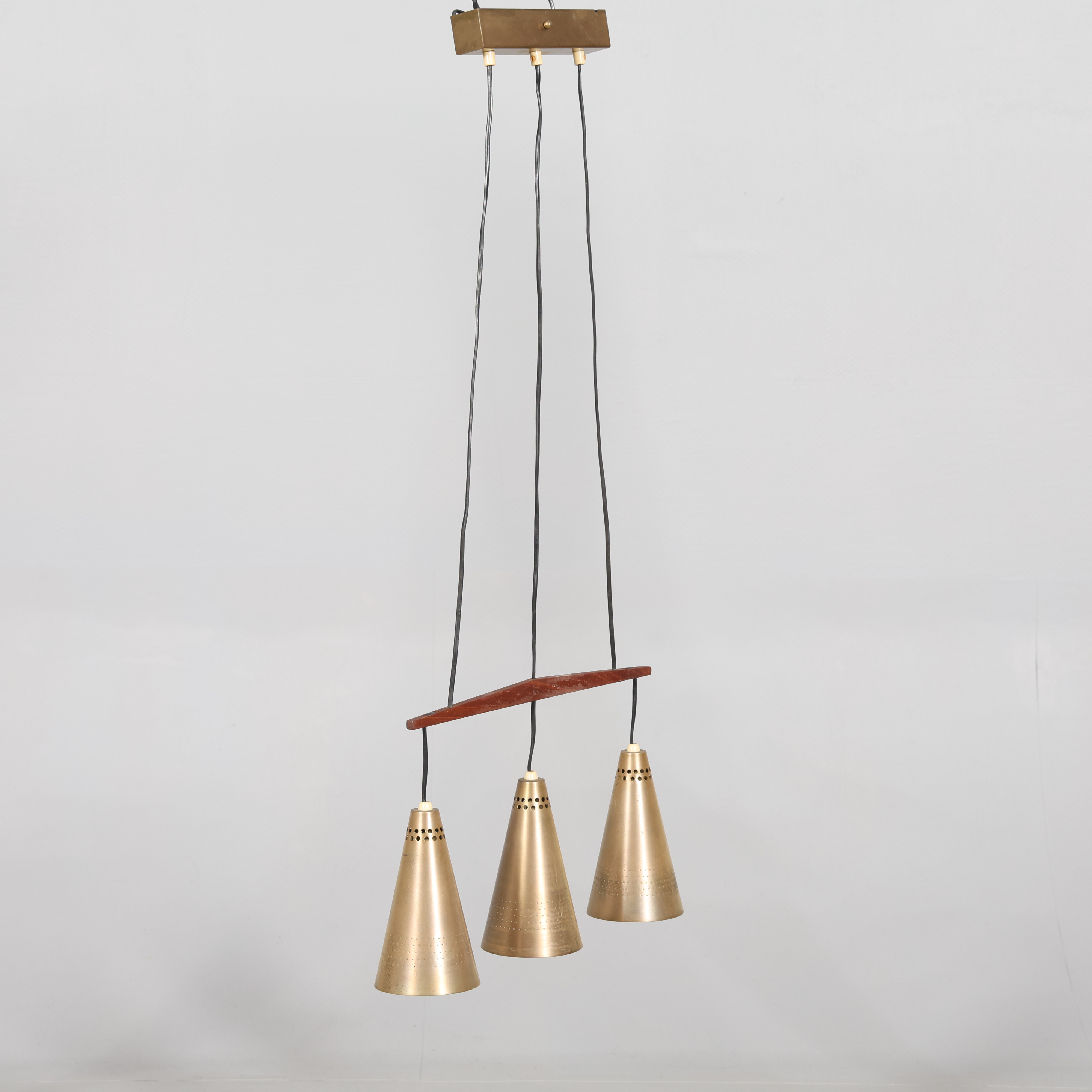 HANS-AGNE JAKOBSSON. TAKLAMPA, 3-ljuspunkter, teak samt perforerad koppar, etikettmärkt, Markaryd, 1960/70-tal.