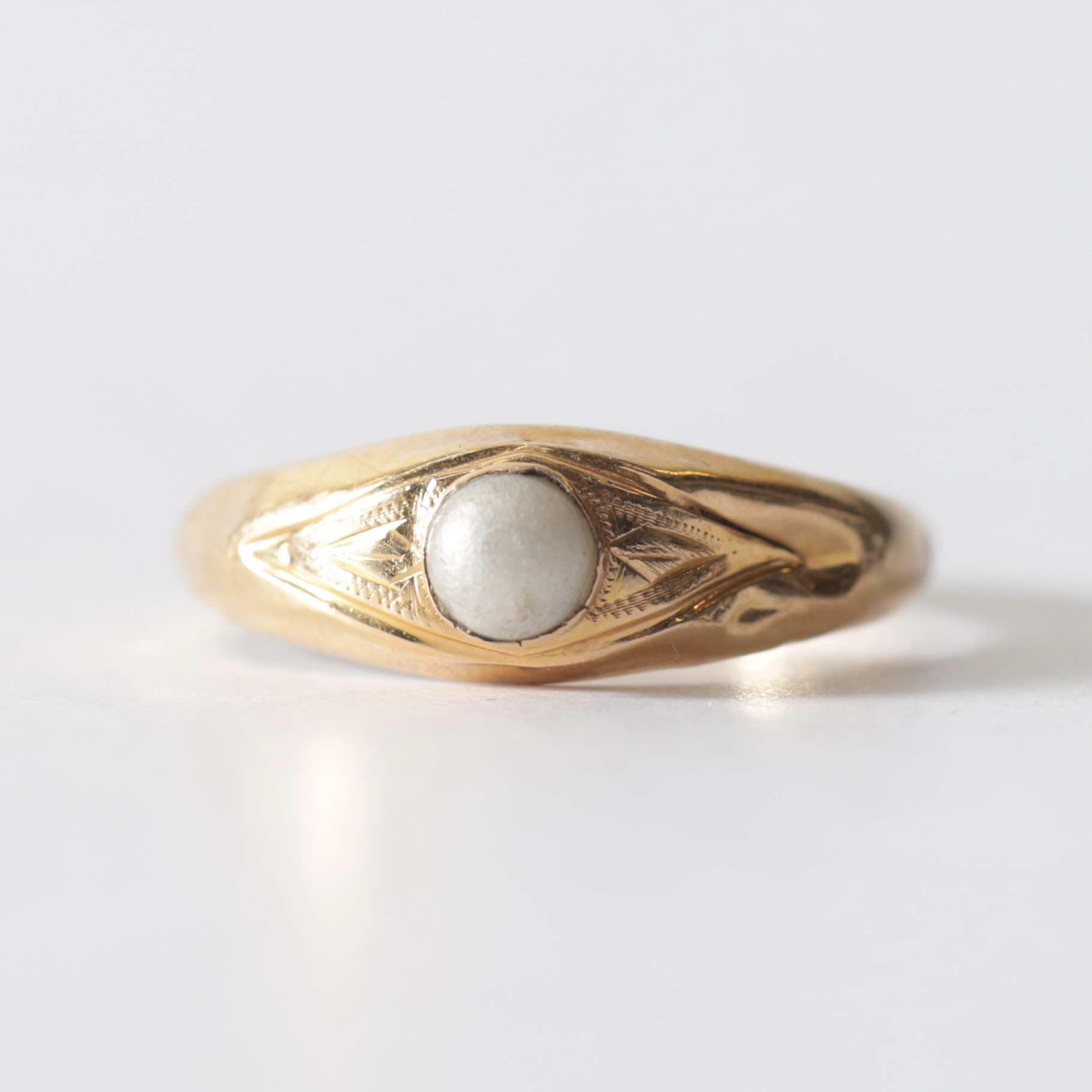 RING, 18K guld med pärla, 1900-talets första årtionde. Totalvikt ca 0,9 gram.